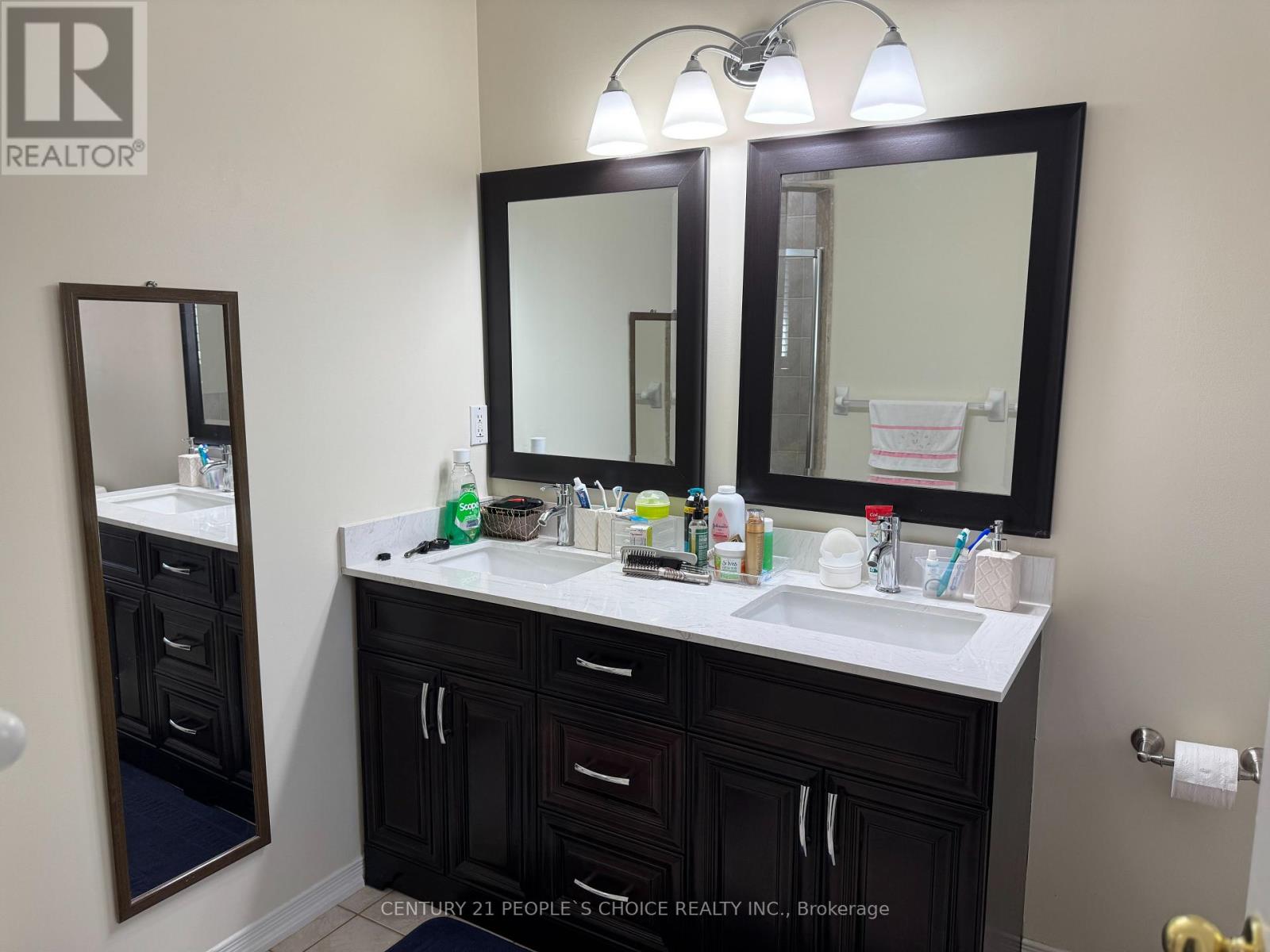 Photo 18 of 124 Heartleaf Crescent, Brampton ON