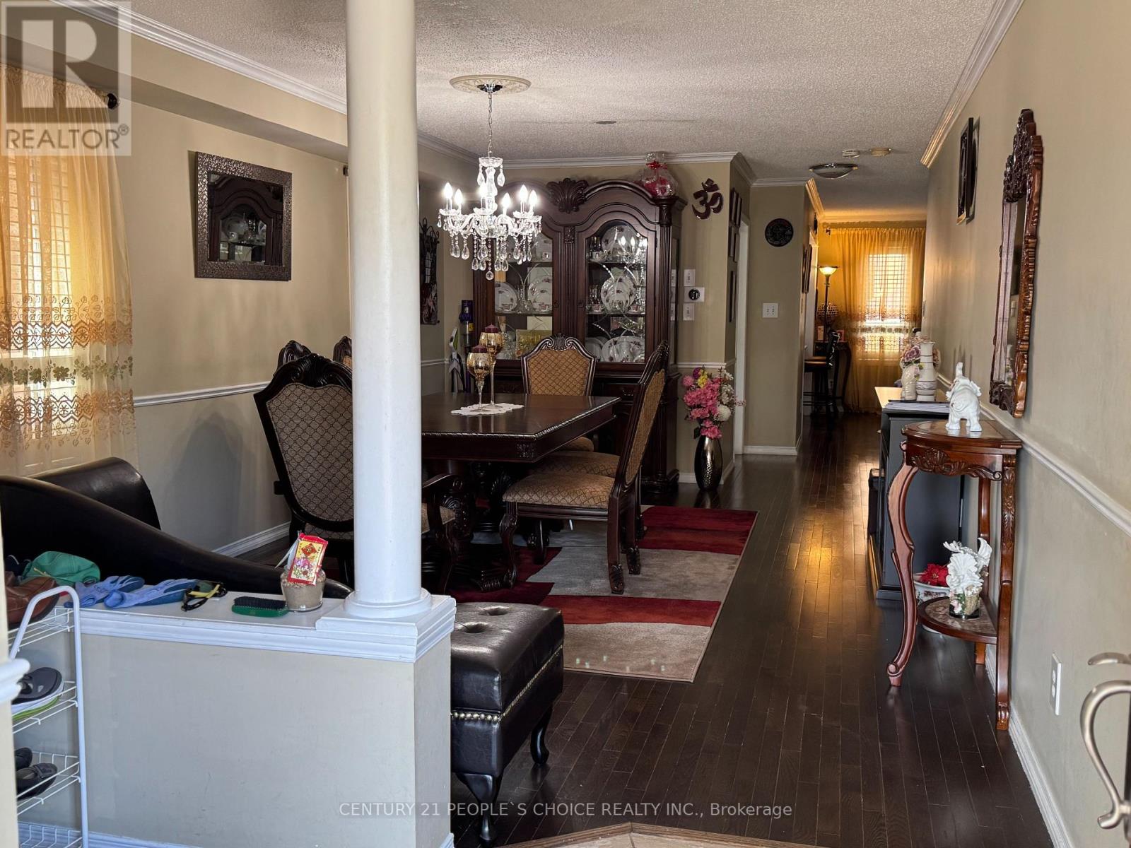 Photo 8 of 124 Heartleaf Crescent, Brampton ON