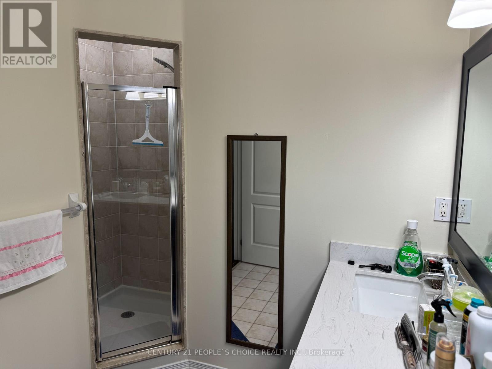 Photo 19 of 124 Heartleaf Crescent, Brampton ON