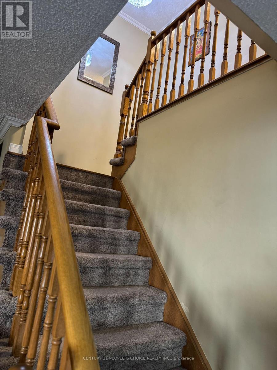 Photo 15 of 124 Heartleaf Crescent, Brampton ON