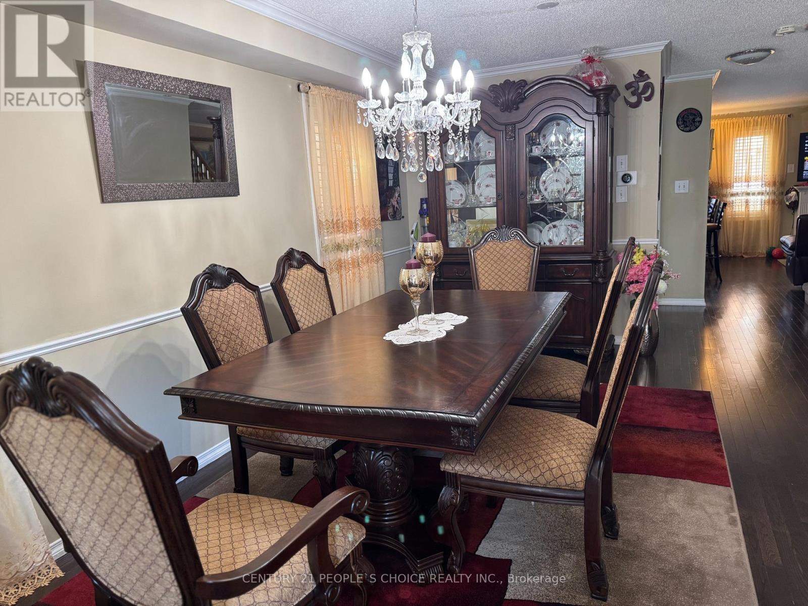 Photo 9 of 124 Heartleaf Crescent, Brampton ON