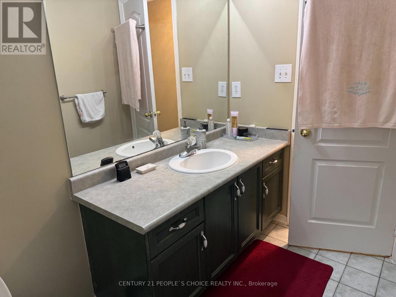 Photo 23 of 124 Heartleaf Crescent, Brampton ON