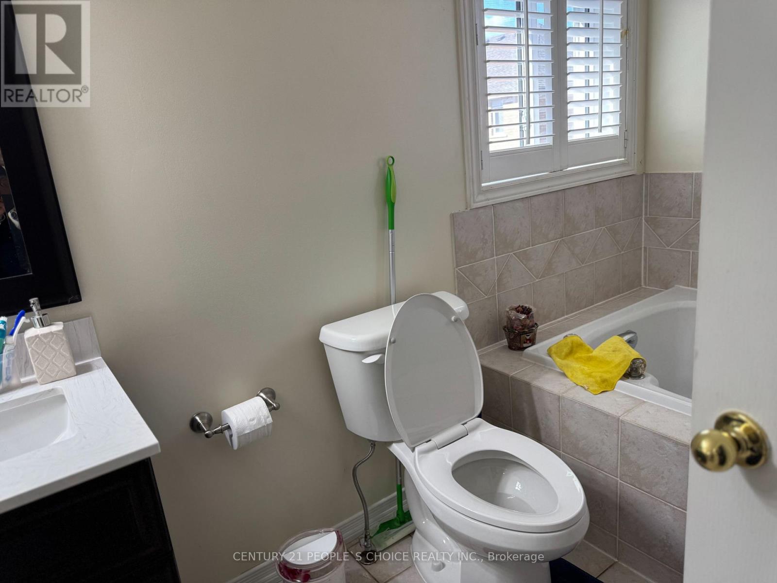 Photo 21 of 124 Heartleaf Crescent, Brampton ON