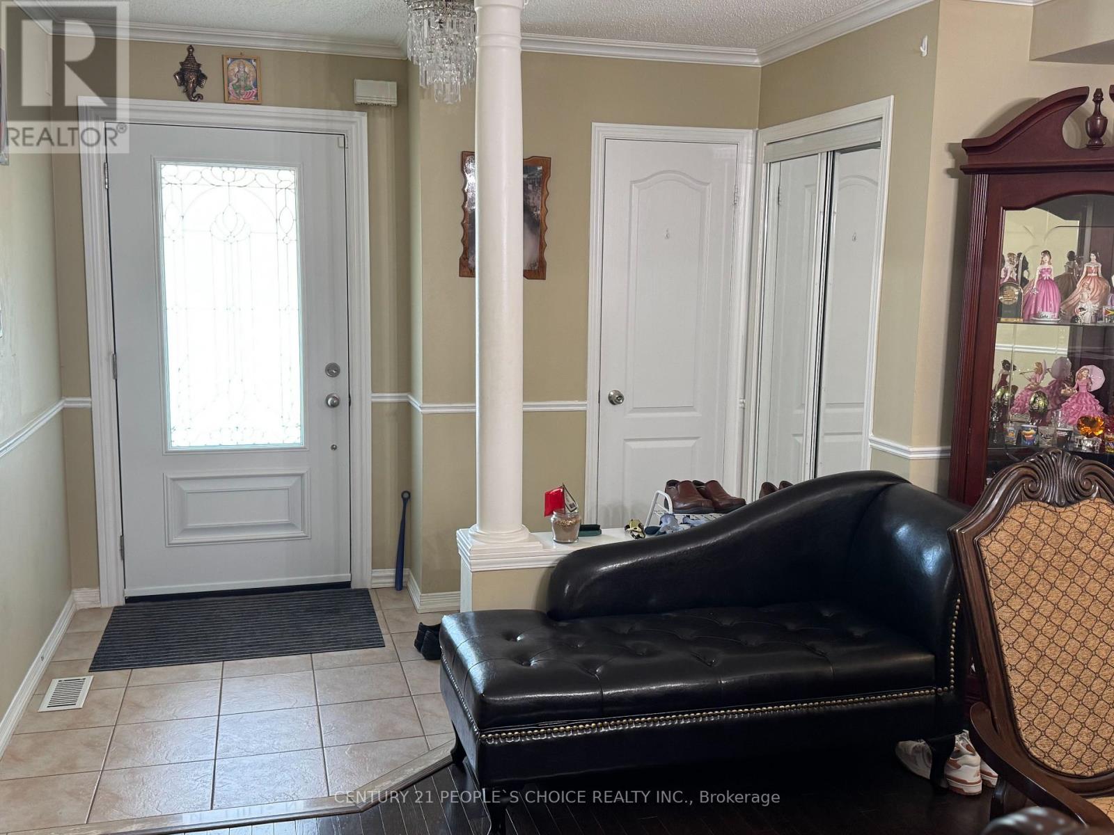 Photo 6 of 124 Heartleaf Crescent, Brampton ON