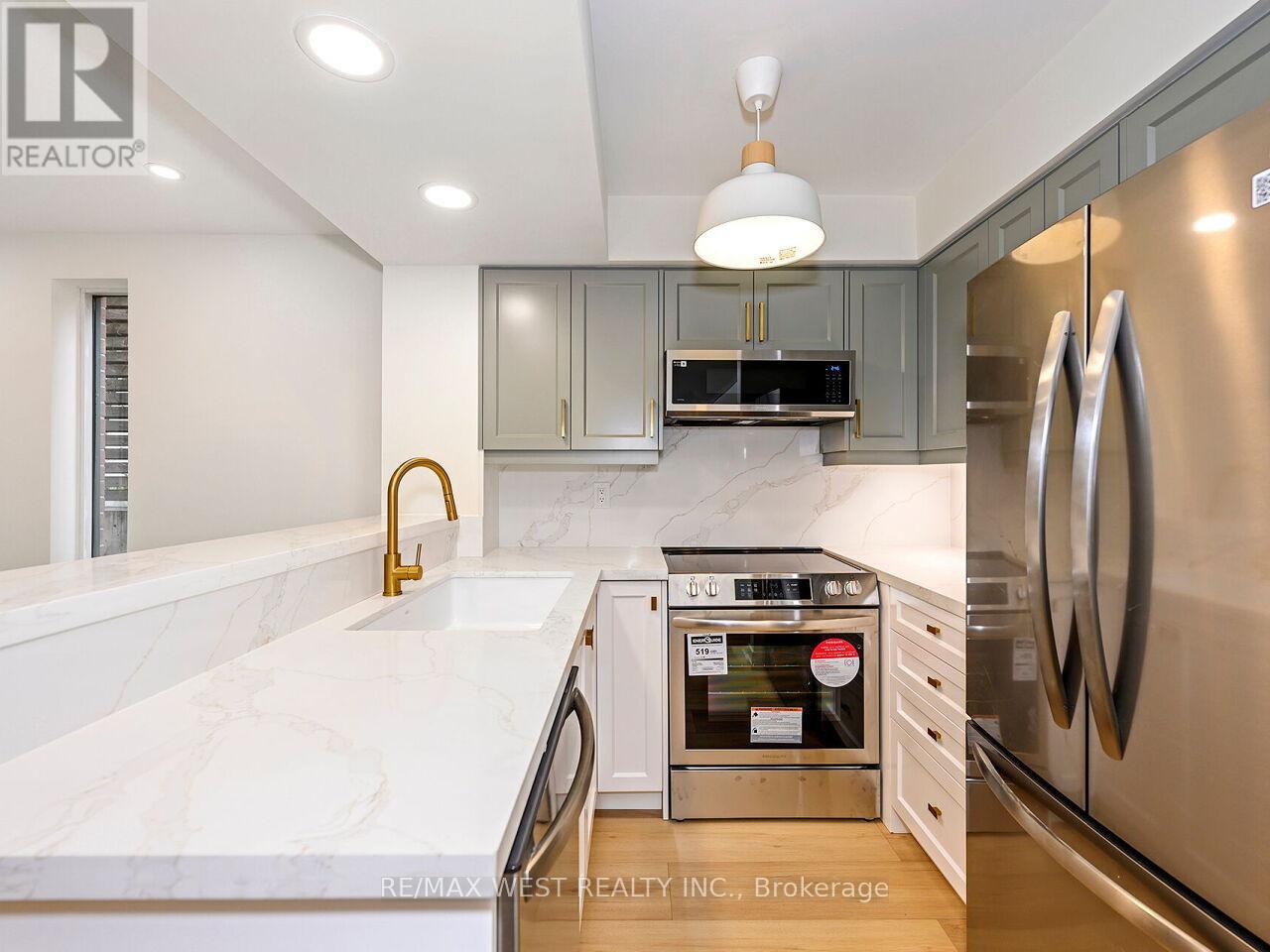 Photo 8 of 12 B 801 King Street W, Toronto ON