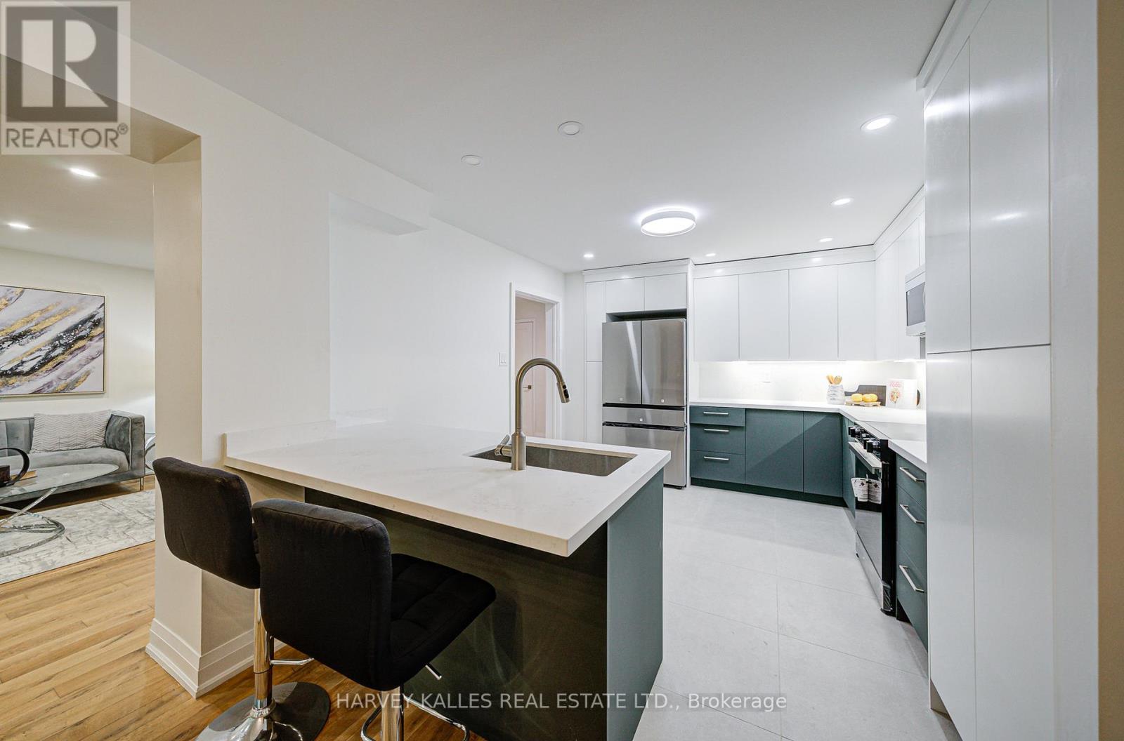 Photo 11 of 42 Crimson Mill Way, Toronto ON