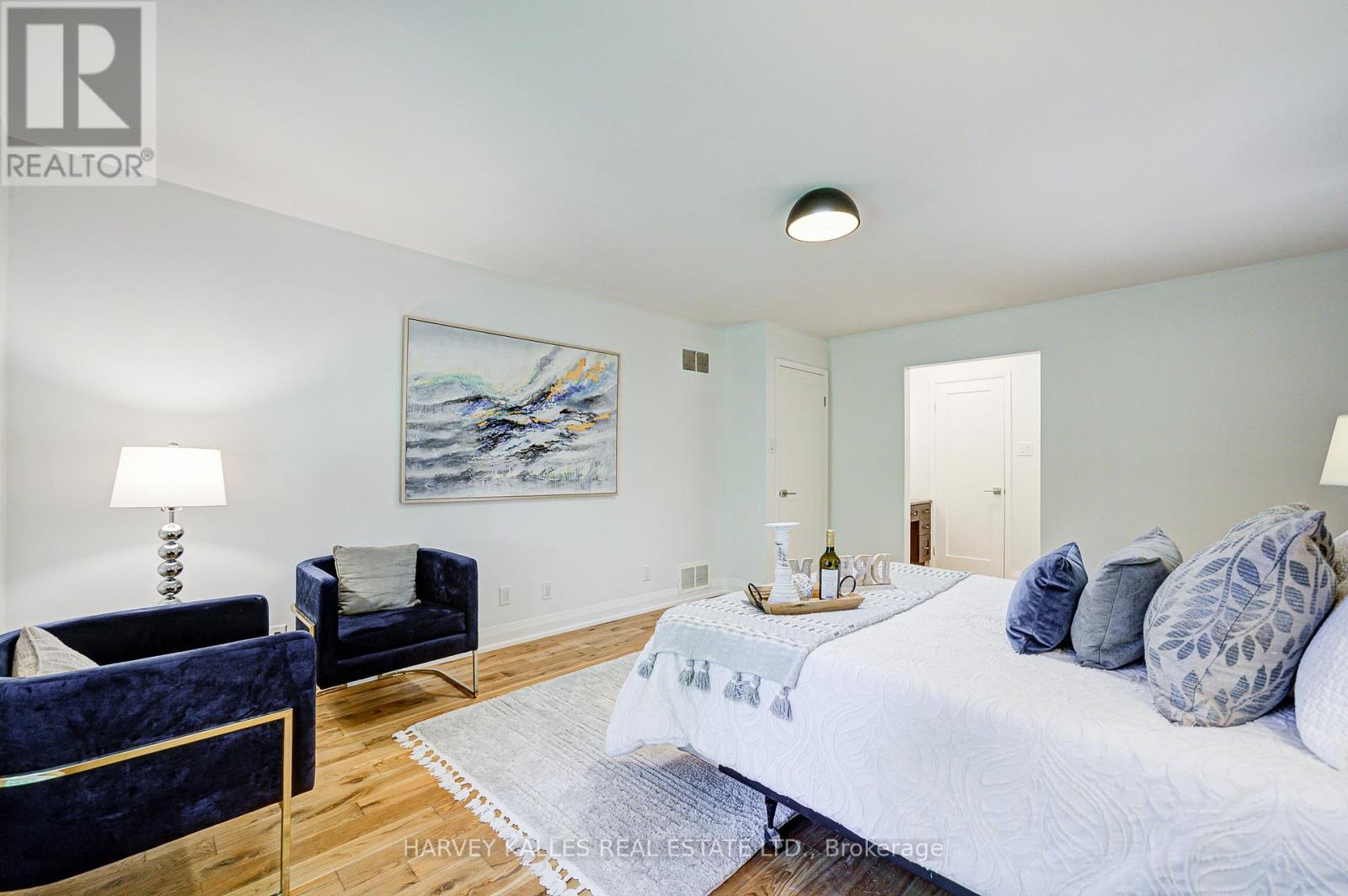 Photo 24 of 42 Crimson Mill Way, Toronto ON