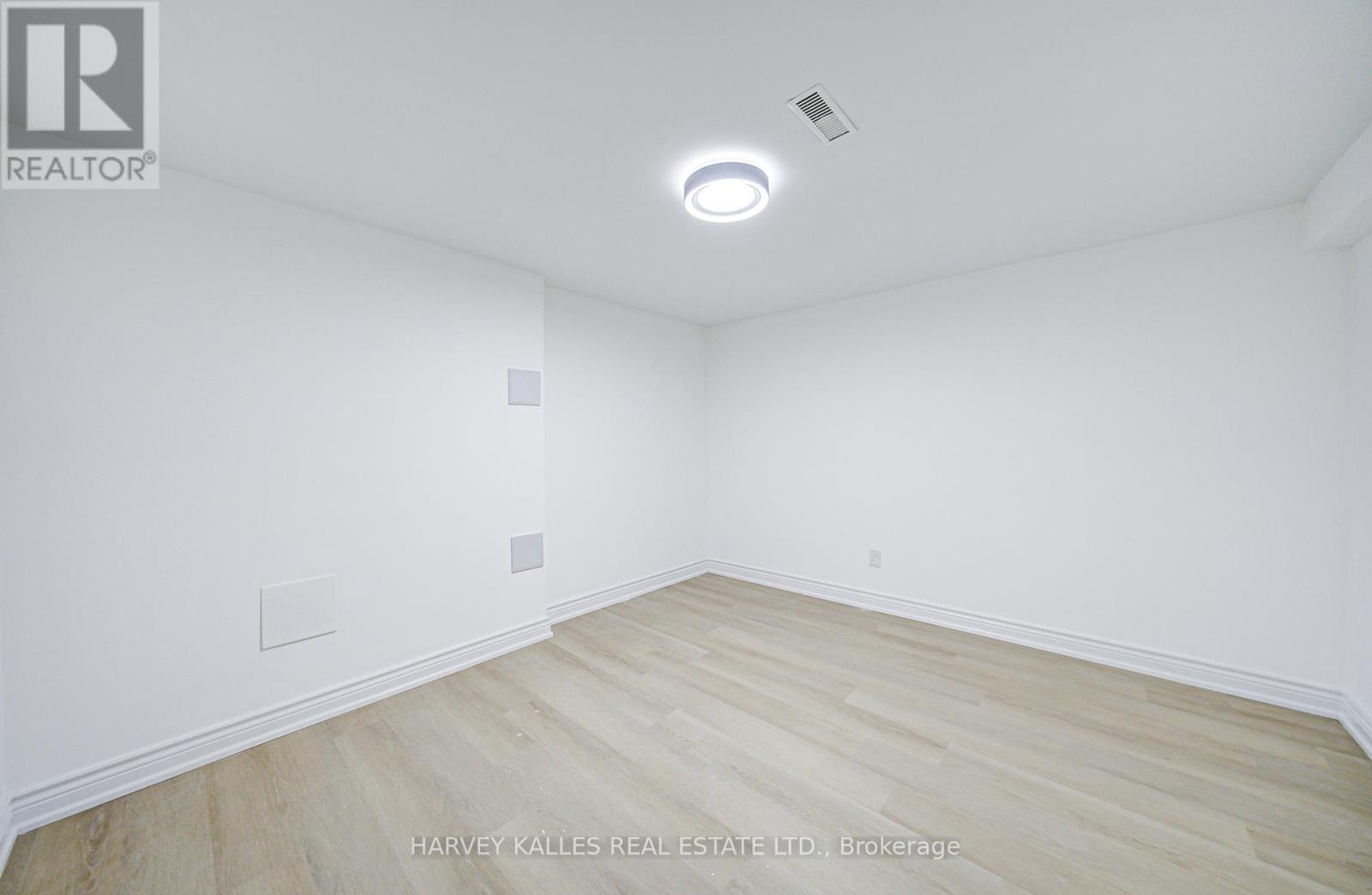 Photo 34 of 42 Crimson Mill Way, Toronto ON