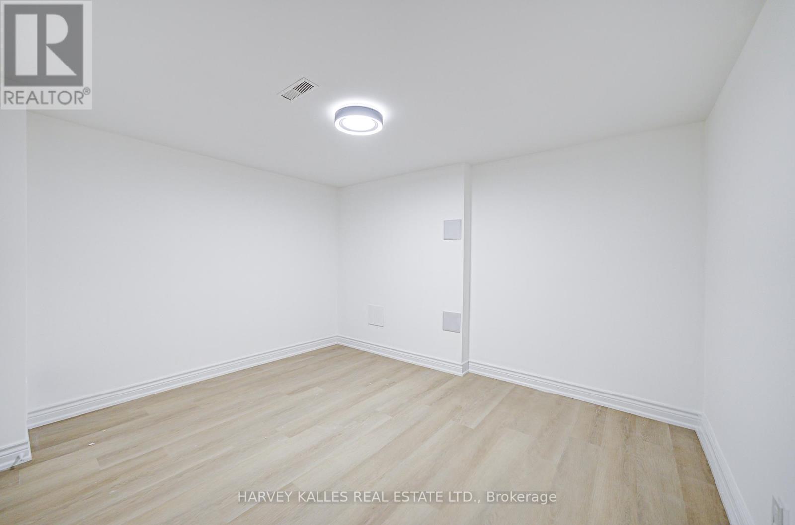 Photo 35 of 42 Crimson Mill Way, Toronto ON