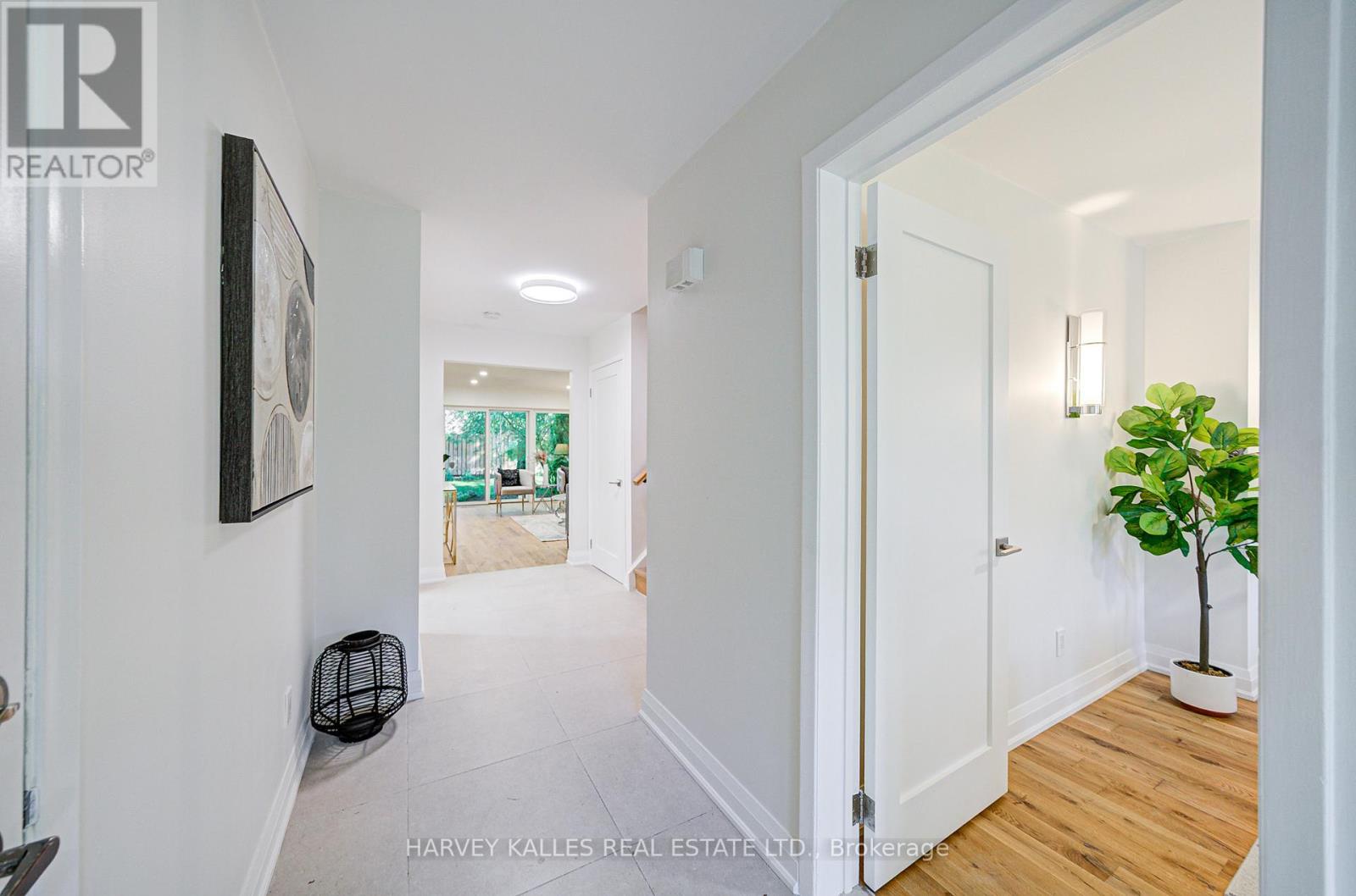 Photo 4 of 42 Crimson Mill Way, Toronto ON