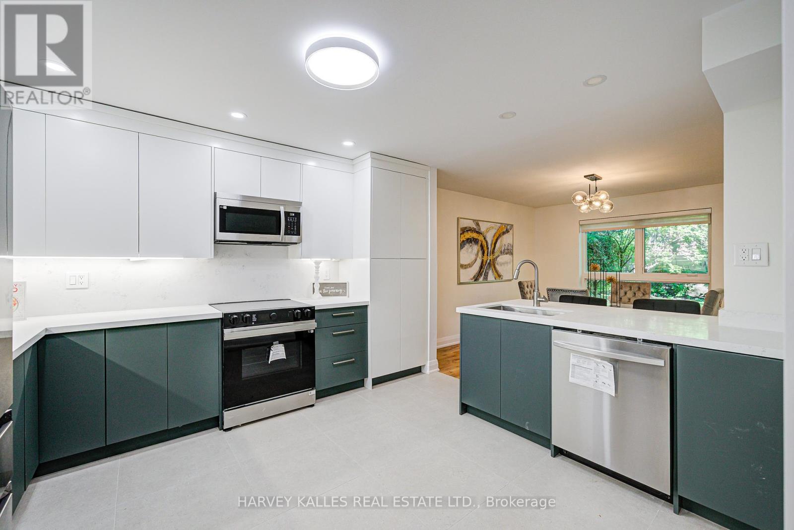 Photo 7 of 42 Crimson Mill Way, Toronto ON