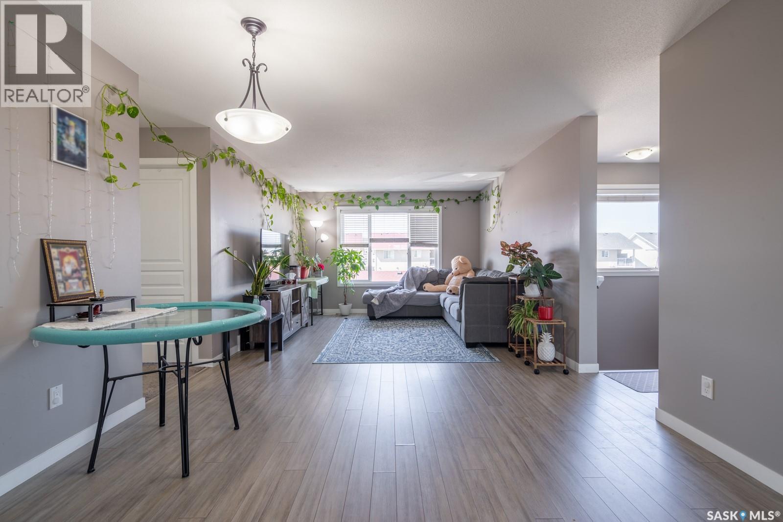 Photo 10 of 37 5004 James Hill Road, Regina SK