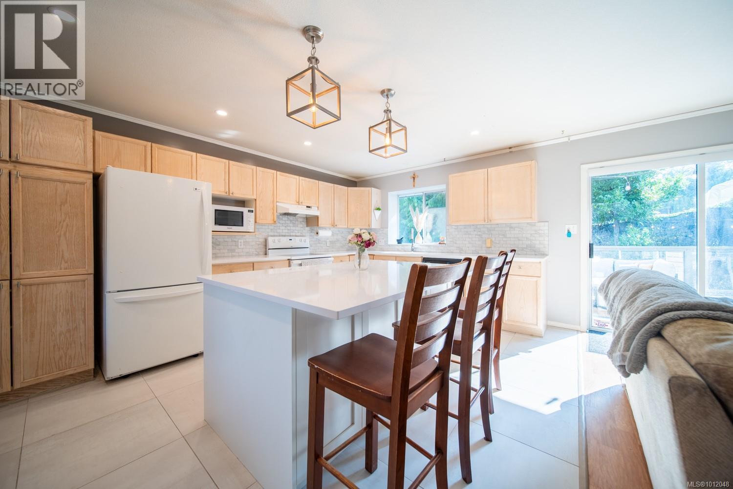Photo 4 of 5668 Rutherford Rd, Nanaimo BC