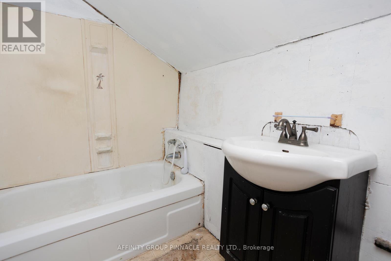 Photo 21 of 106 Russell Street W, Kawartha Lakes ON