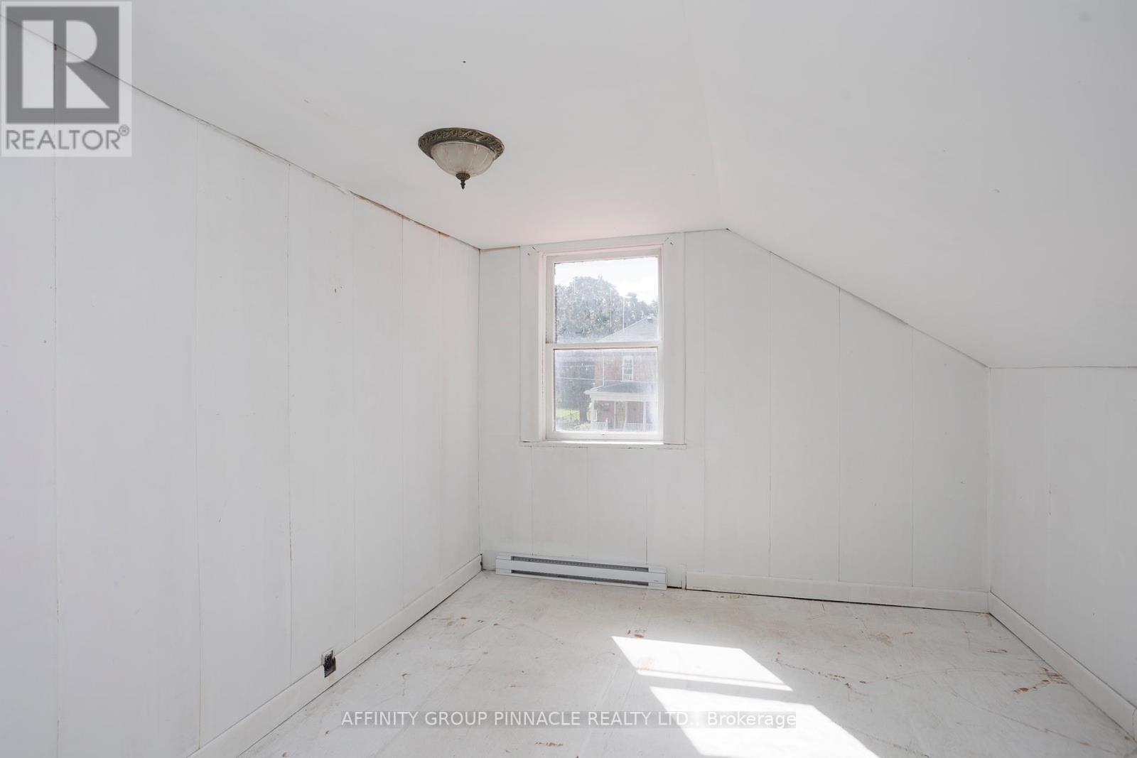 Photo 29 of 106 Russell Street W, Kawartha Lakes ON