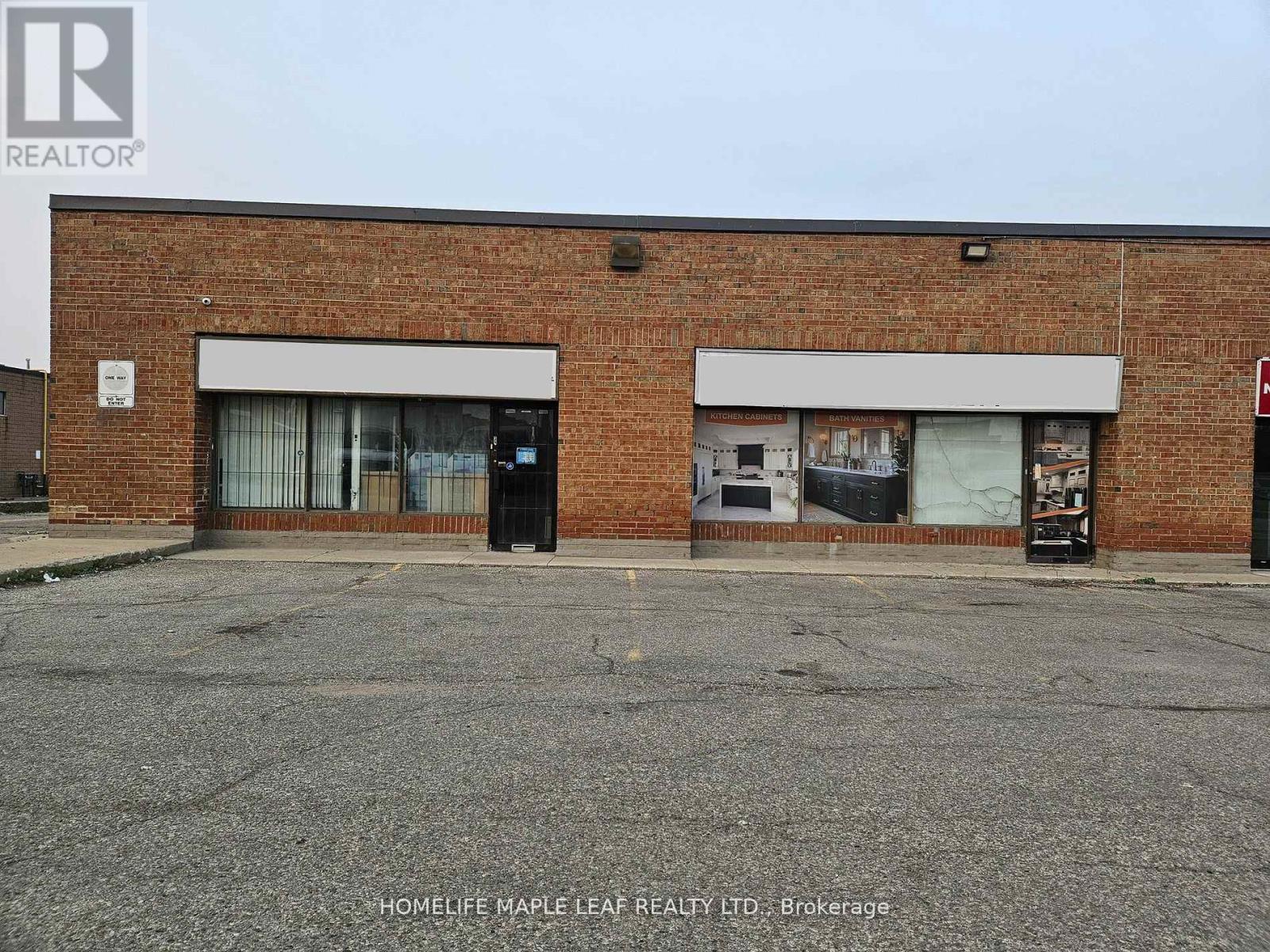Photo 2 of 1 8 Strathern Avenue, Brampton ON