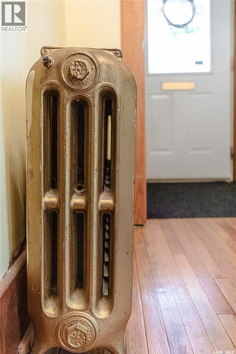 Photo 9 of 1116 Clifton Avenue, Moose Jaw SK