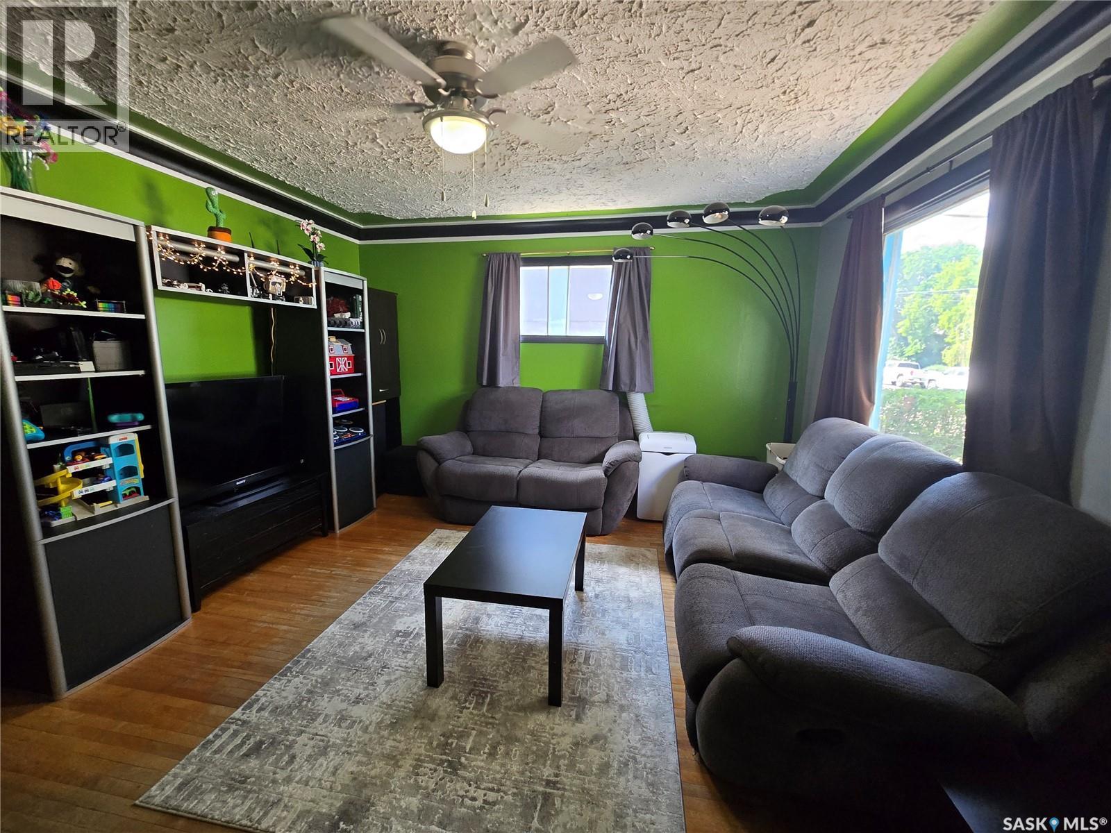 Photo 10 of 275 5th Avenue Ne, Swift Current SK