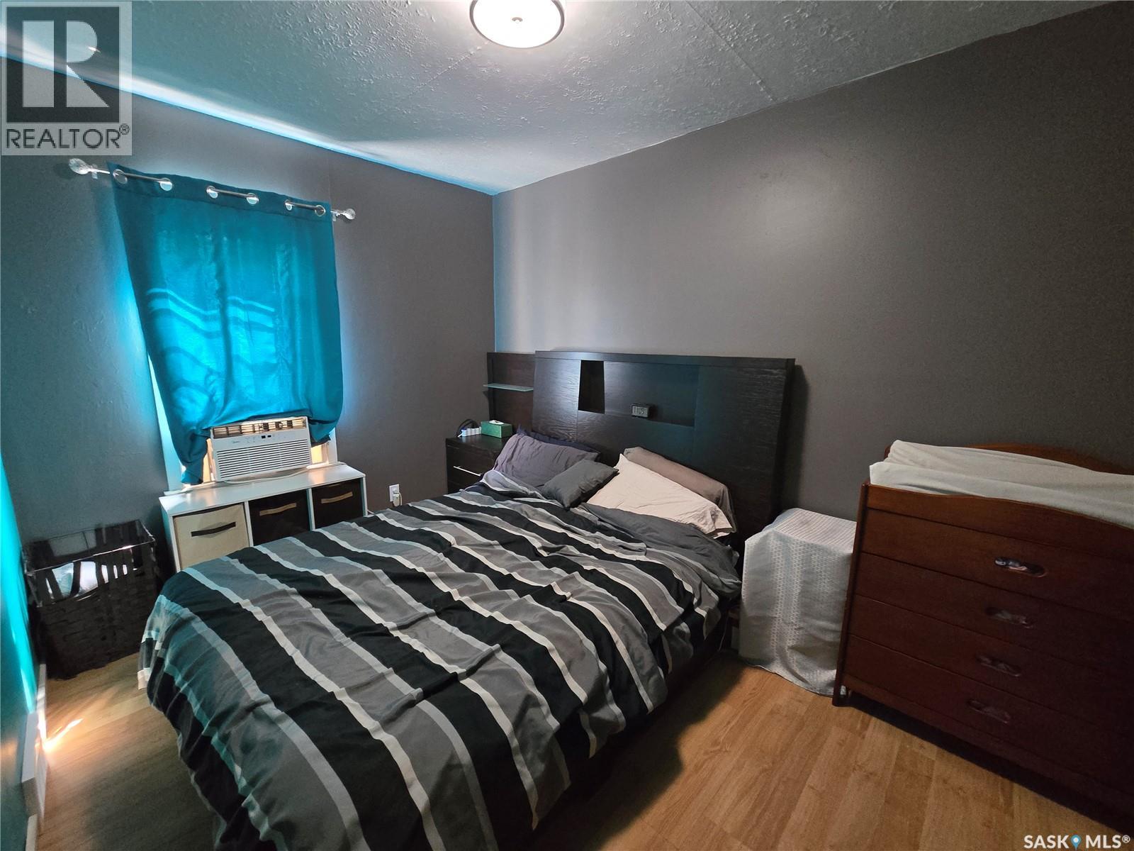 Photo 11 of 275 5th Avenue Ne, Swift Current SK