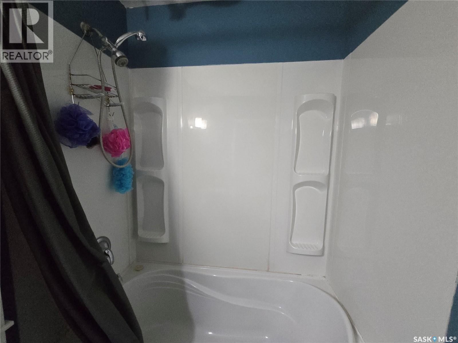 Photo 12 of 275 5th Avenue Ne, Swift Current SK