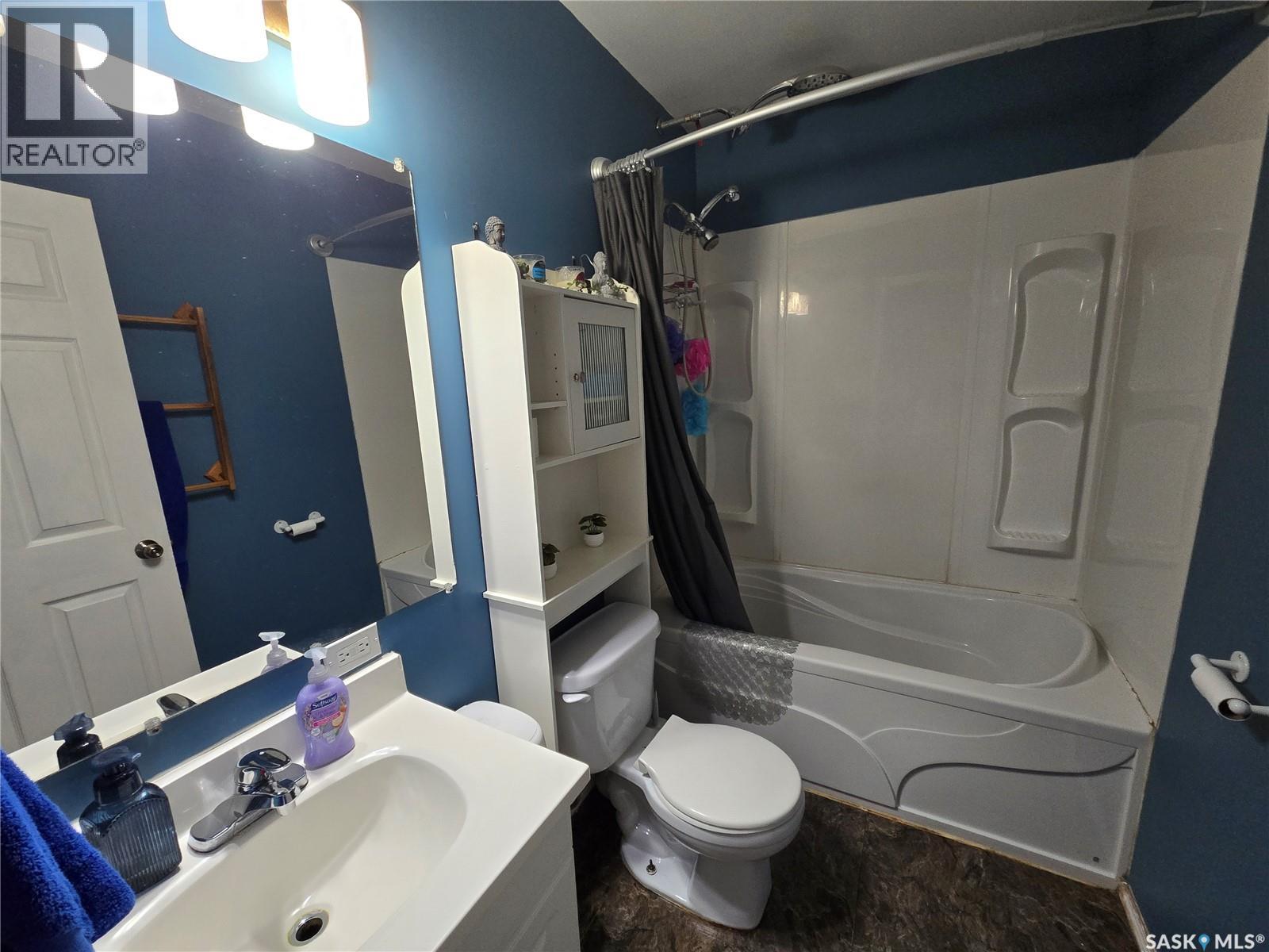 Photo 16 of 275 5th Avenue Ne, Swift Current SK
