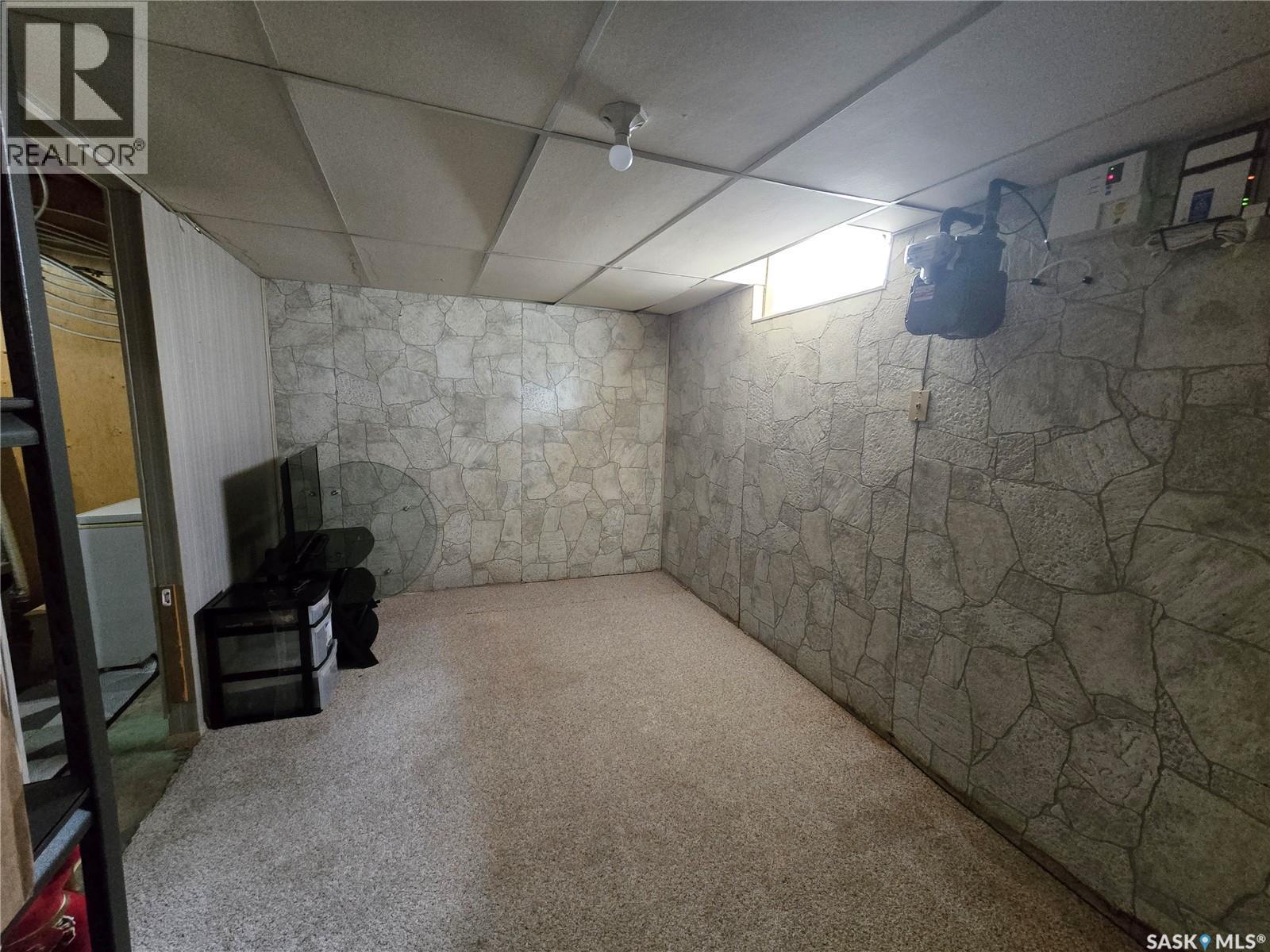Photo 19 of 275 5th Avenue Ne, Swift Current SK