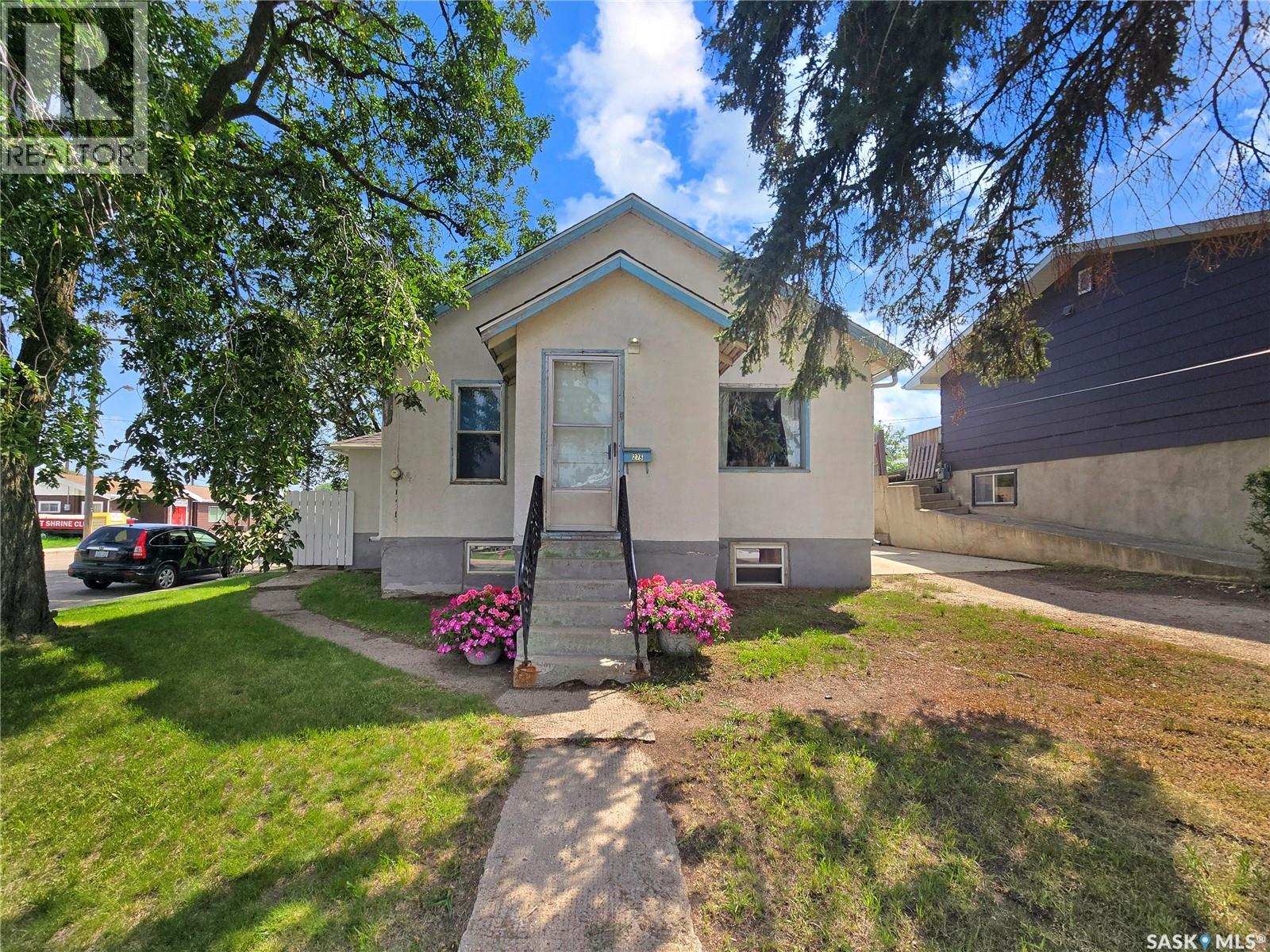 Photo 2 of 275 5th Avenue Ne, Swift Current SK