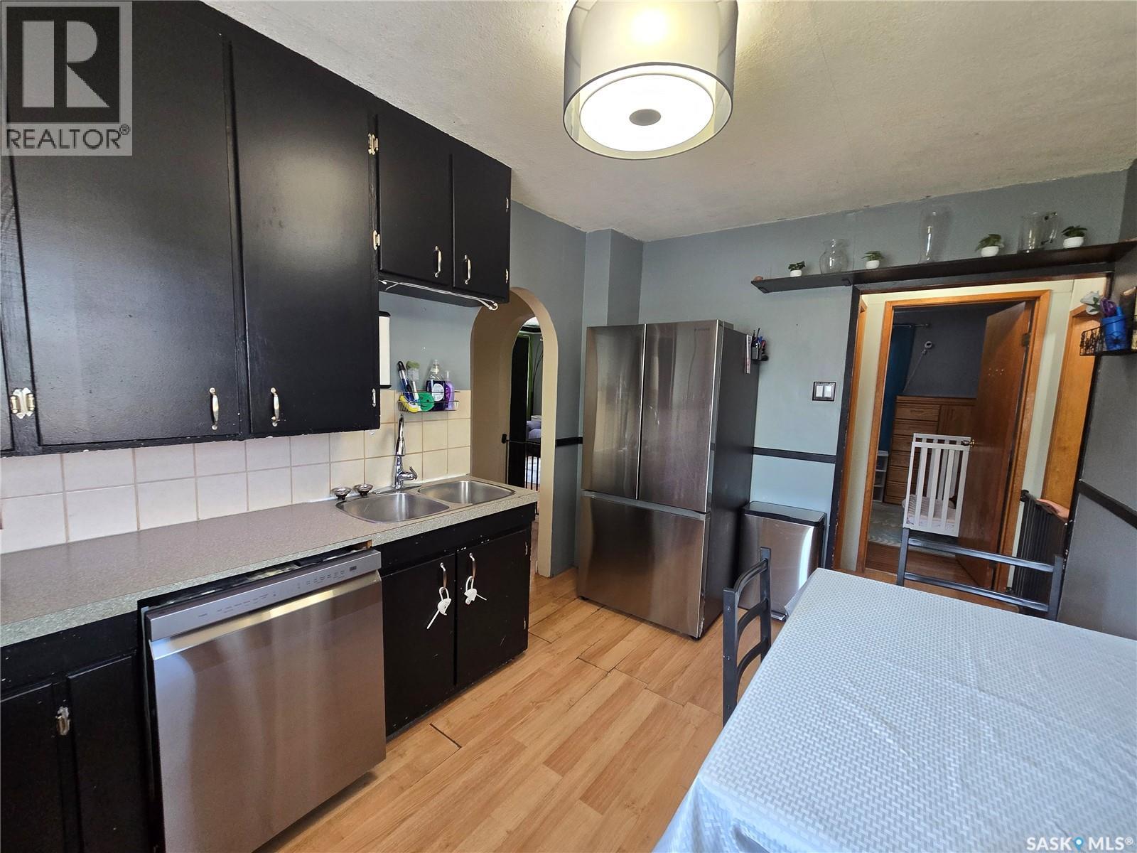 Photo 3 of 275 5th Avenue Ne, Swift Current SK