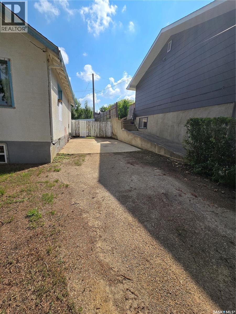 Photo 31 of 275 5th Avenue Ne, Swift Current SK