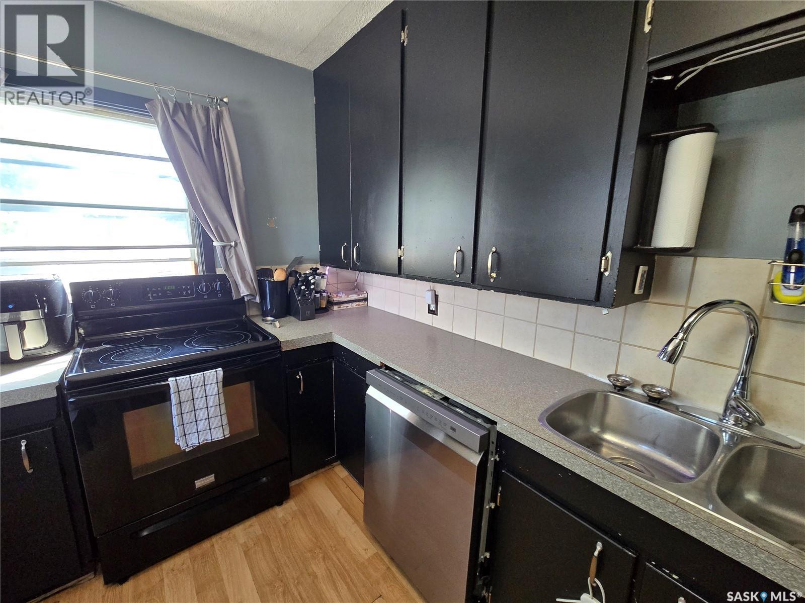 Photo 4 of 275 5th Avenue Ne, Swift Current SK