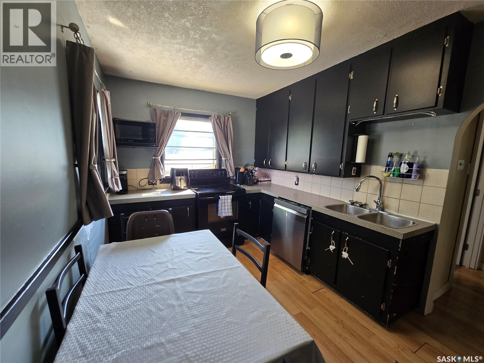 Photo 5 of 275 5th Avenue Ne, Swift Current SK