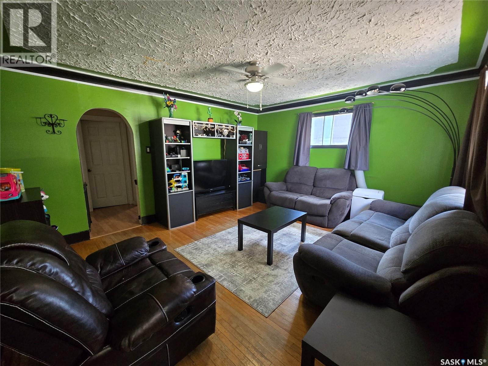 Photo 7 of 275 5th Avenue Ne, Swift Current SK