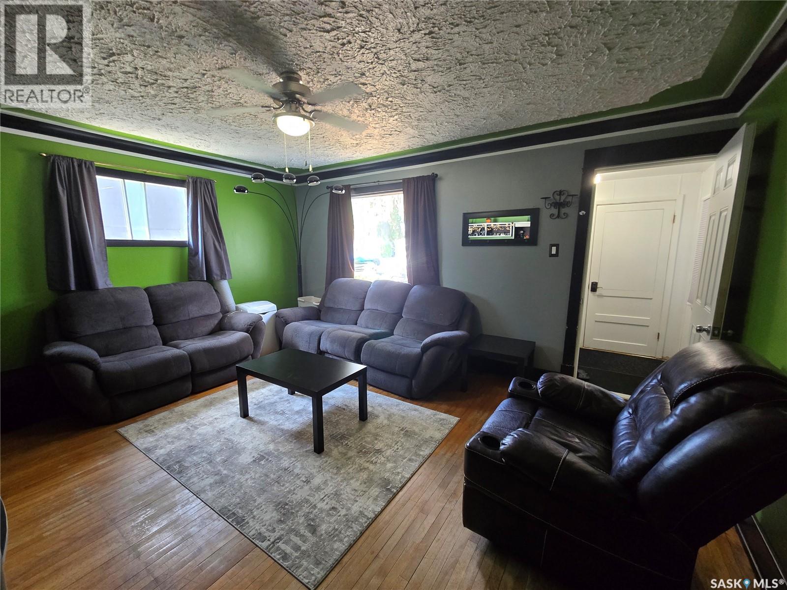 Photo 9 of 275 5th Avenue Ne, Swift Current SK