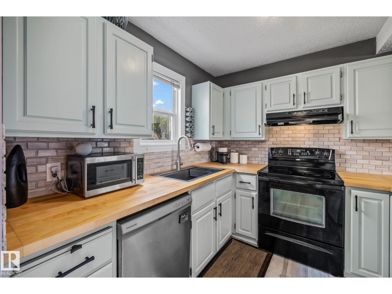 Photo 1 of 10481 24 Av Nw, Edmonton AB