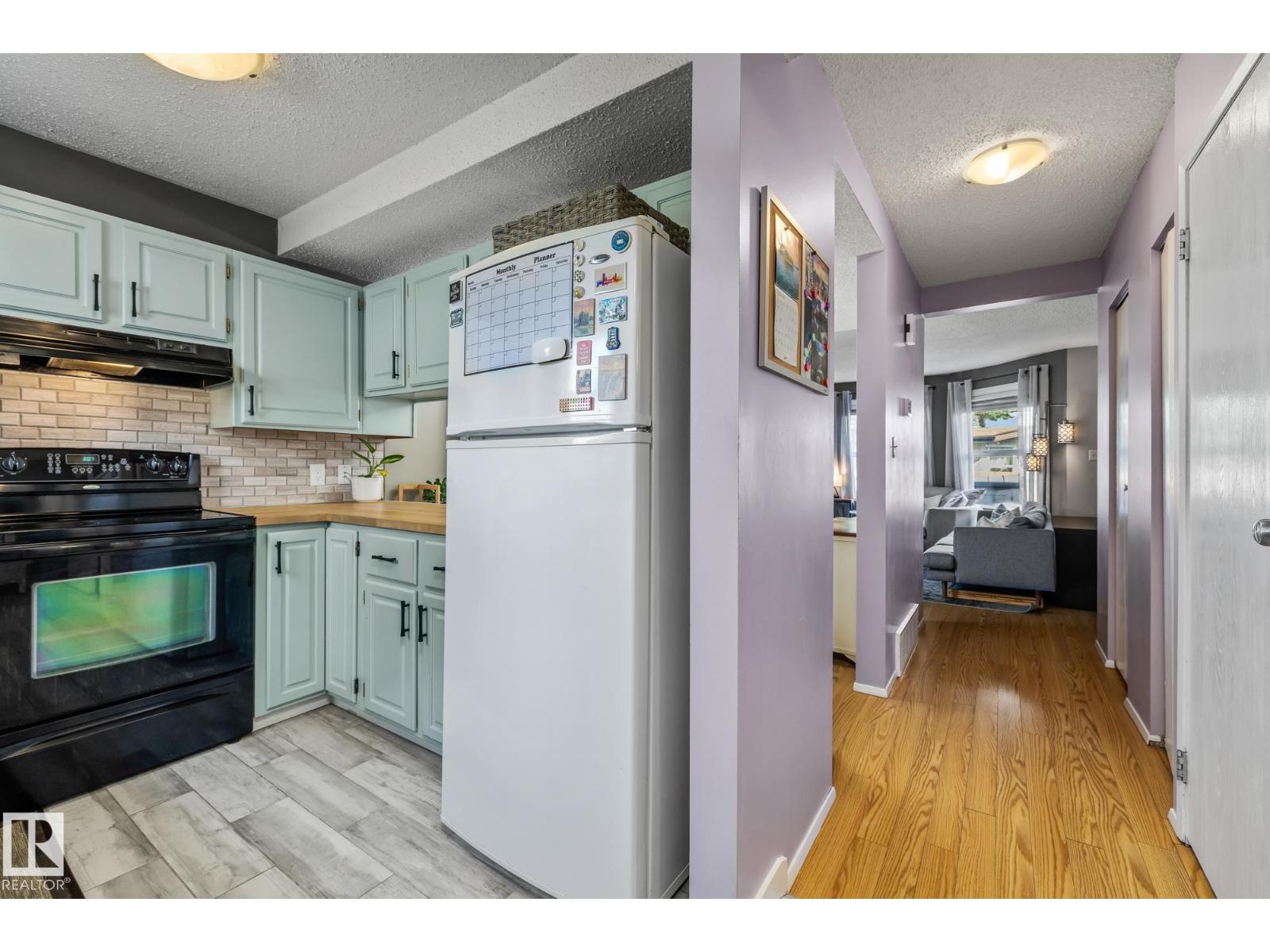 Photo 2 of 10481 24 Av Nw, Edmonton AB