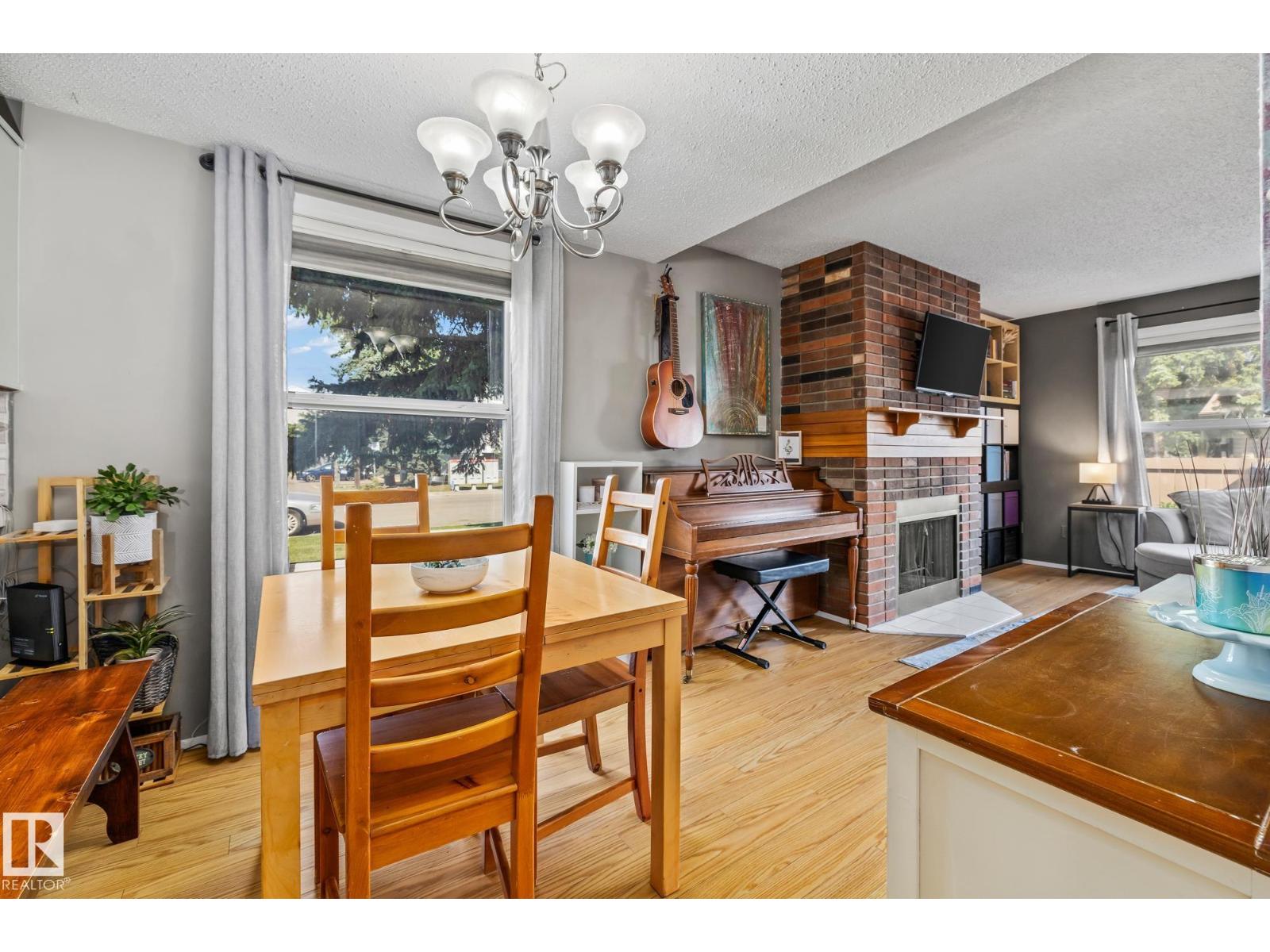 Photo 9 of 10481 24 Av Nw, Edmonton AB