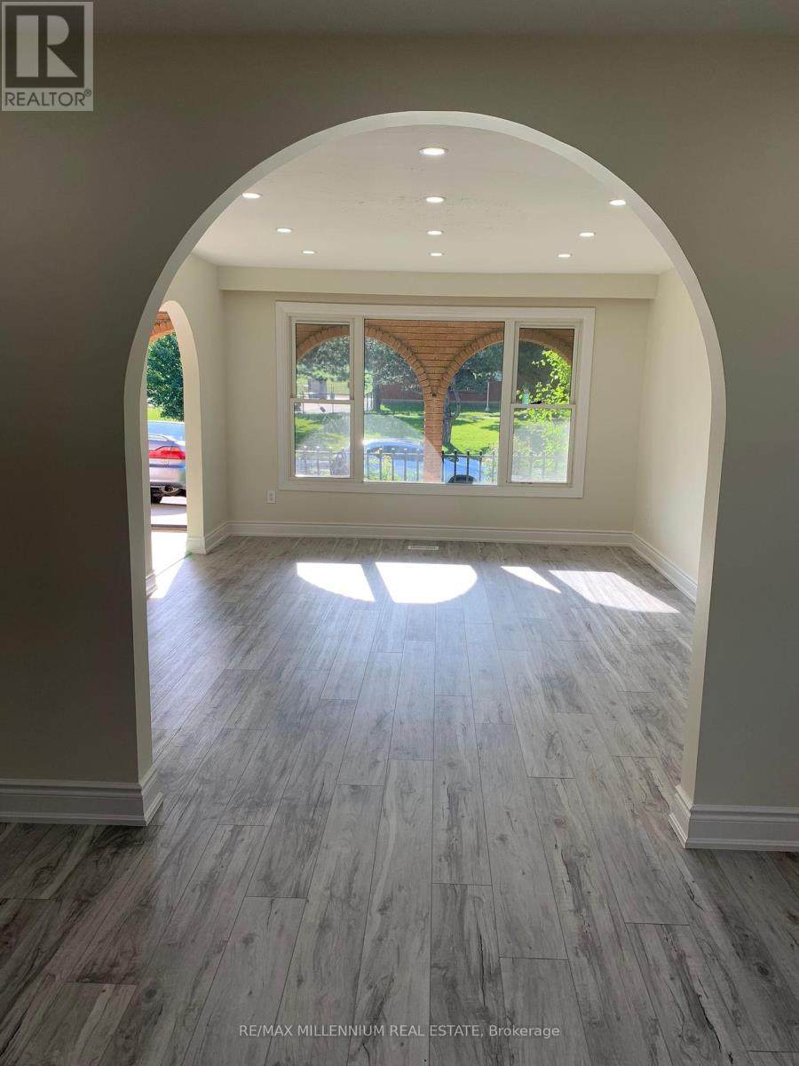 Photo 3 of 351 Queen Victoria Drive, Hamilton ON