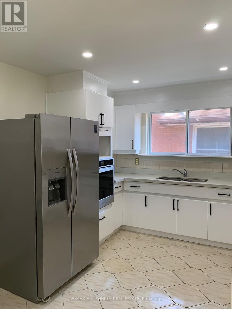 Photo 4 of 351 Queen Victoria Drive, Hamilton ON