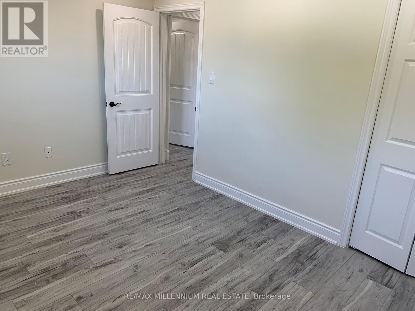 Photo 8 of 351 Queen Victoria Drive, Hamilton ON