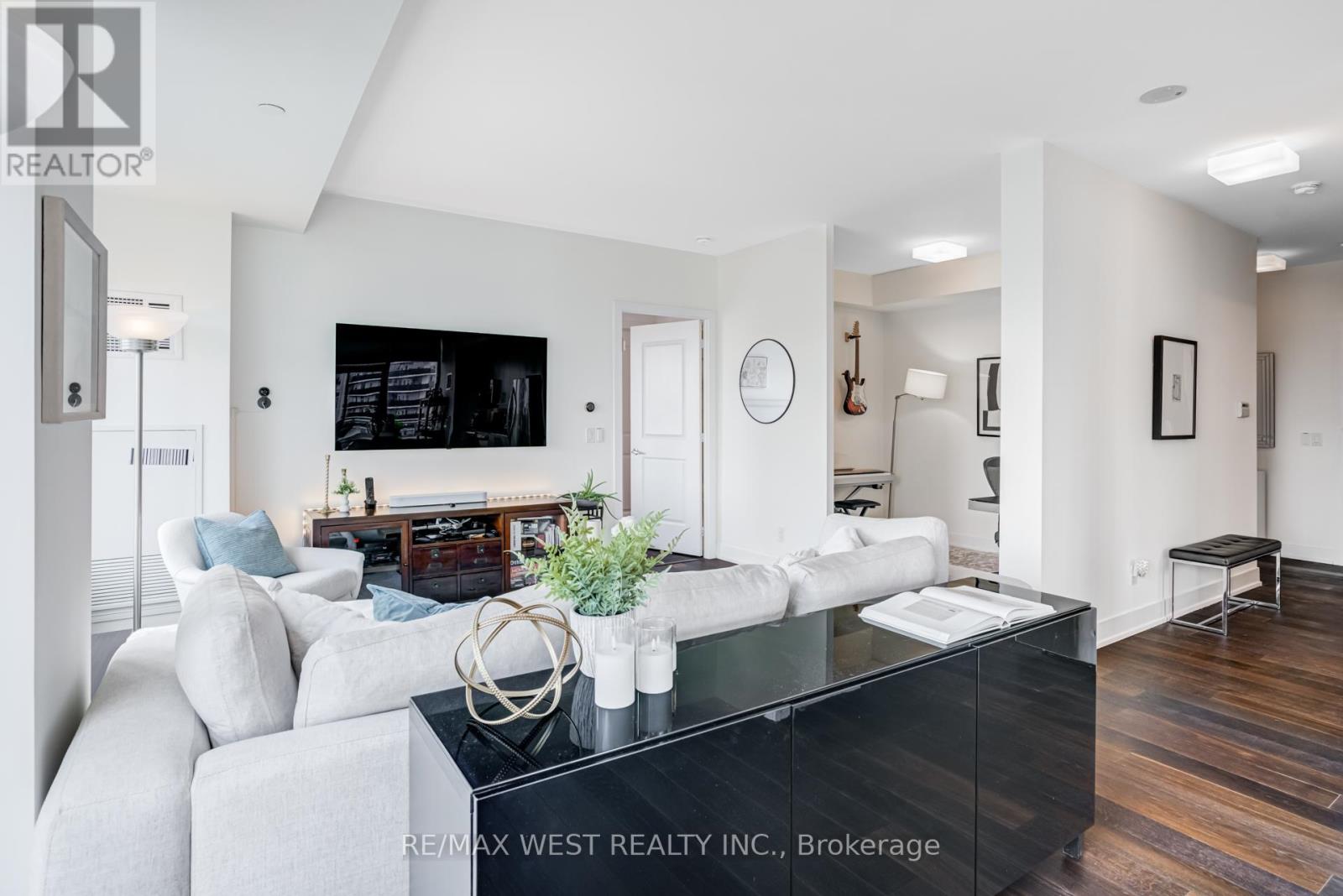 Photo 4 of 1308 68 Merton Street, Toronto ON