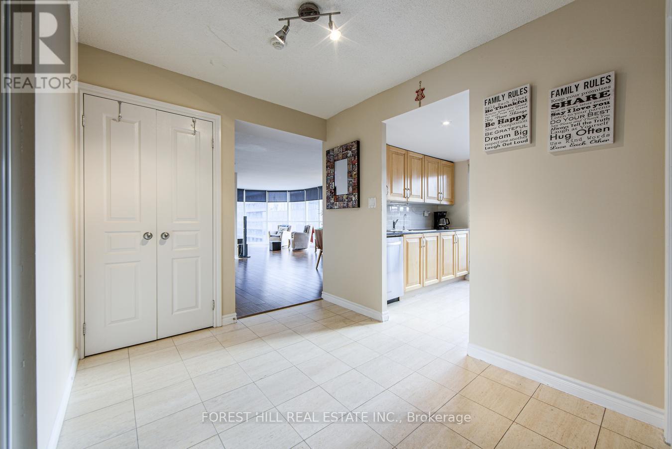 Photo 2 of 1606 801 Bay Street, Toronto ON
