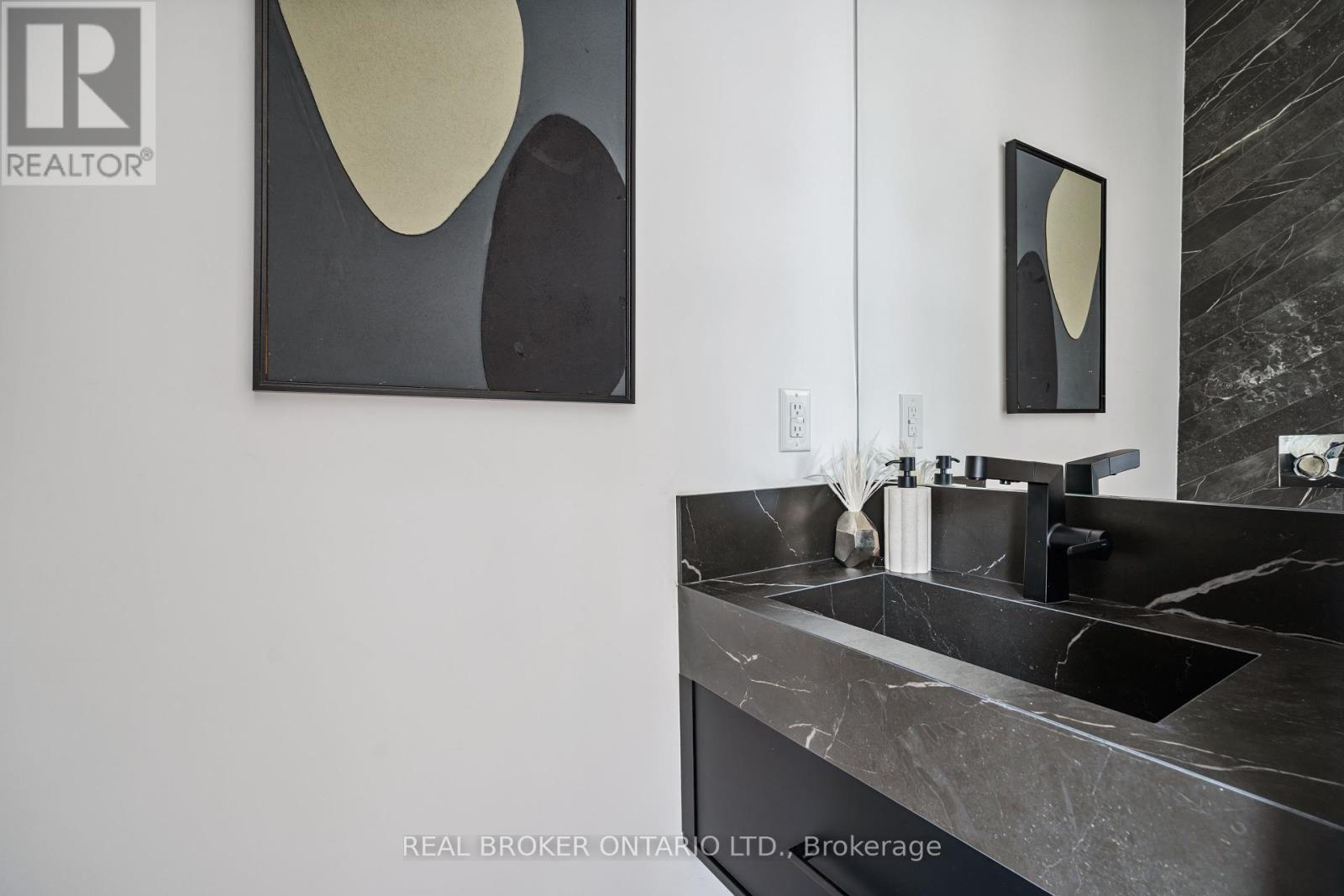 Photo 10 of 98 Hogarth Avenue, Toronto ON