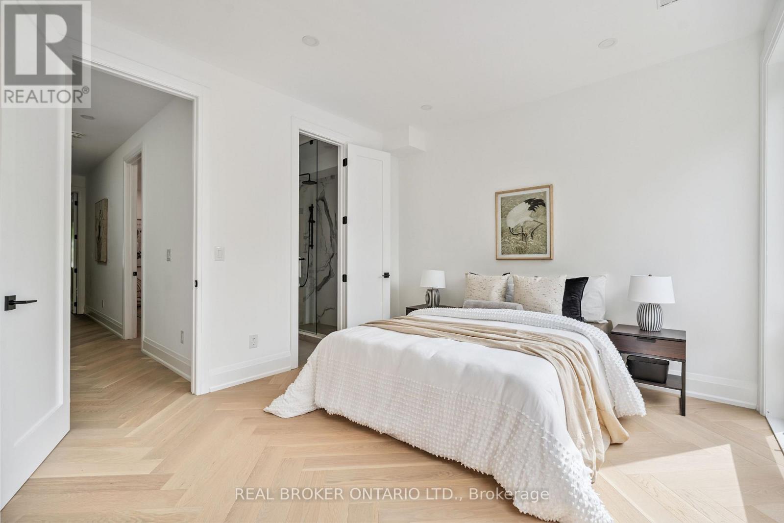 Photo 13 of 98 Hogarth Avenue, Toronto ON