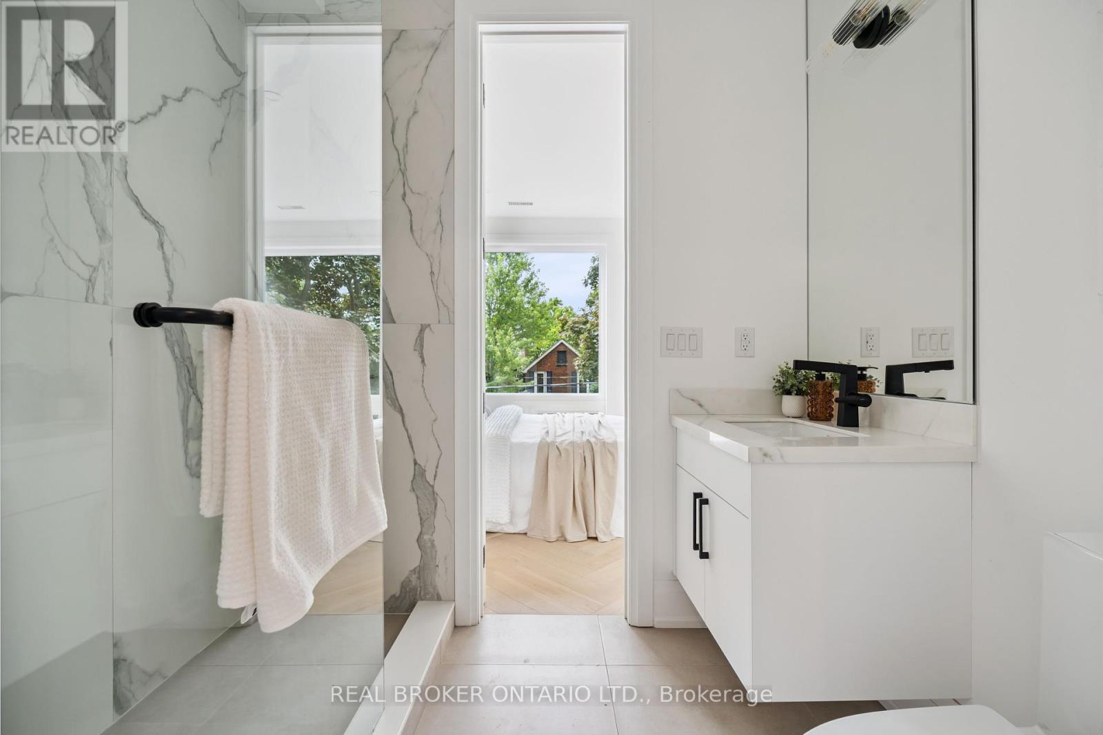 Photo 17 of 98 Hogarth Avenue, Toronto ON
