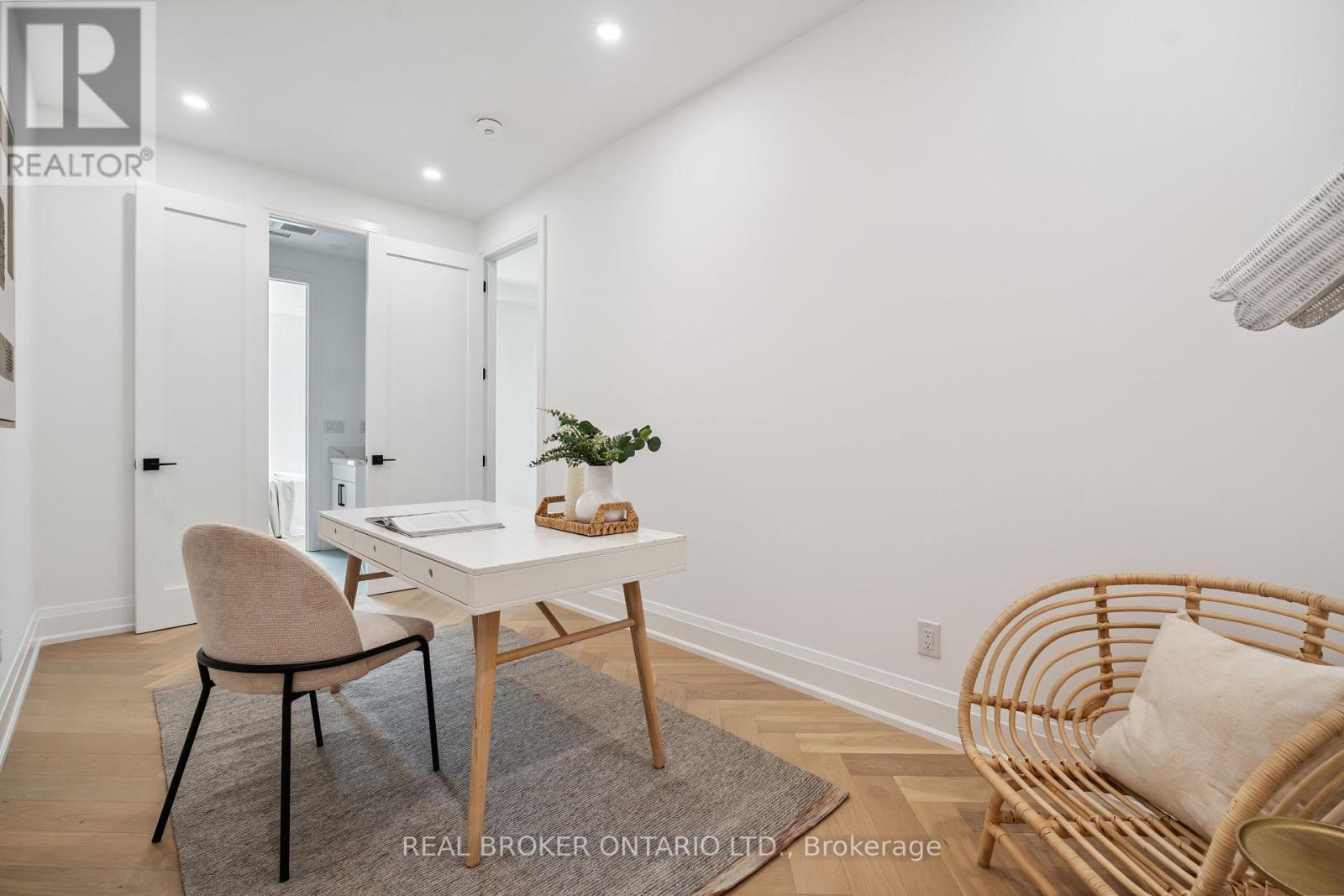 Photo 19 of 98 Hogarth Avenue, Toronto ON
