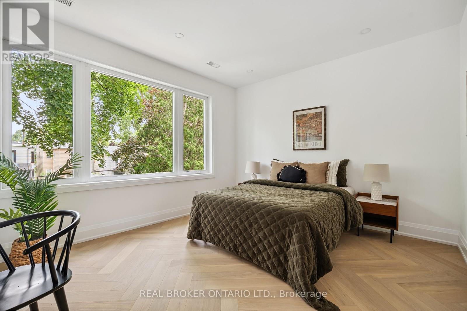 Photo 20 of 98 Hogarth Avenue, Toronto ON