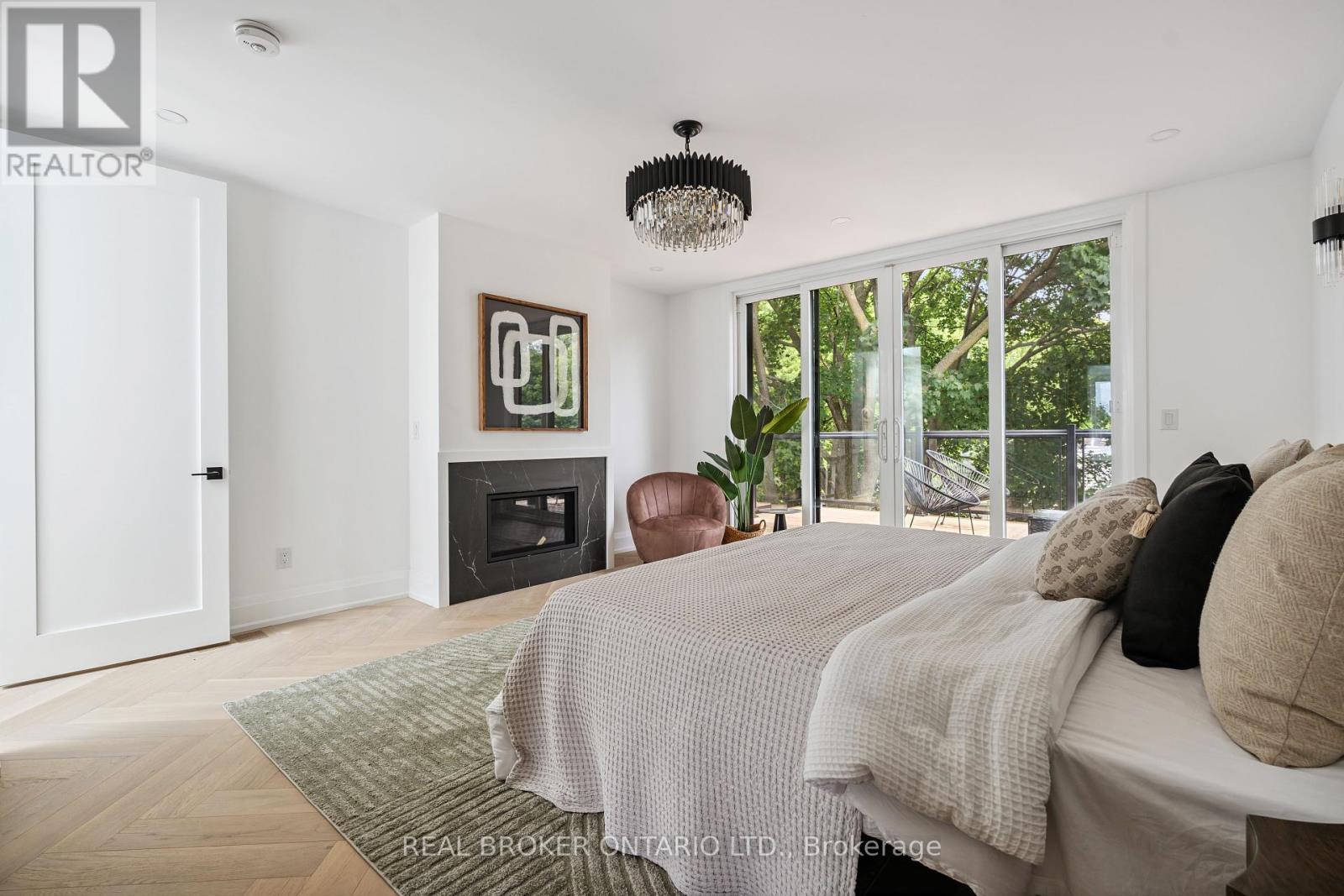 Photo 24 of 98 Hogarth Avenue, Toronto ON