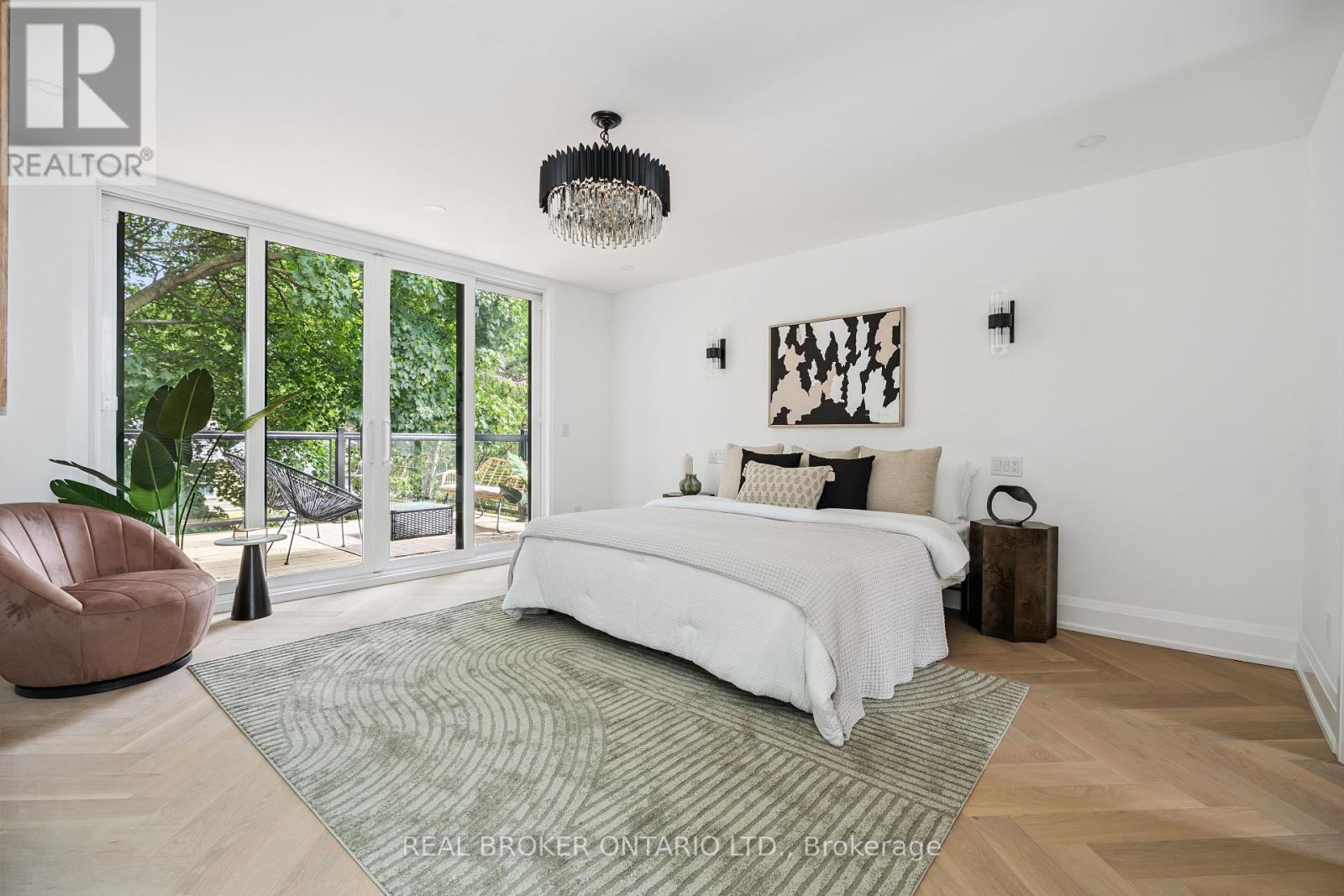Photo 25 of 98 Hogarth Avenue, Toronto ON