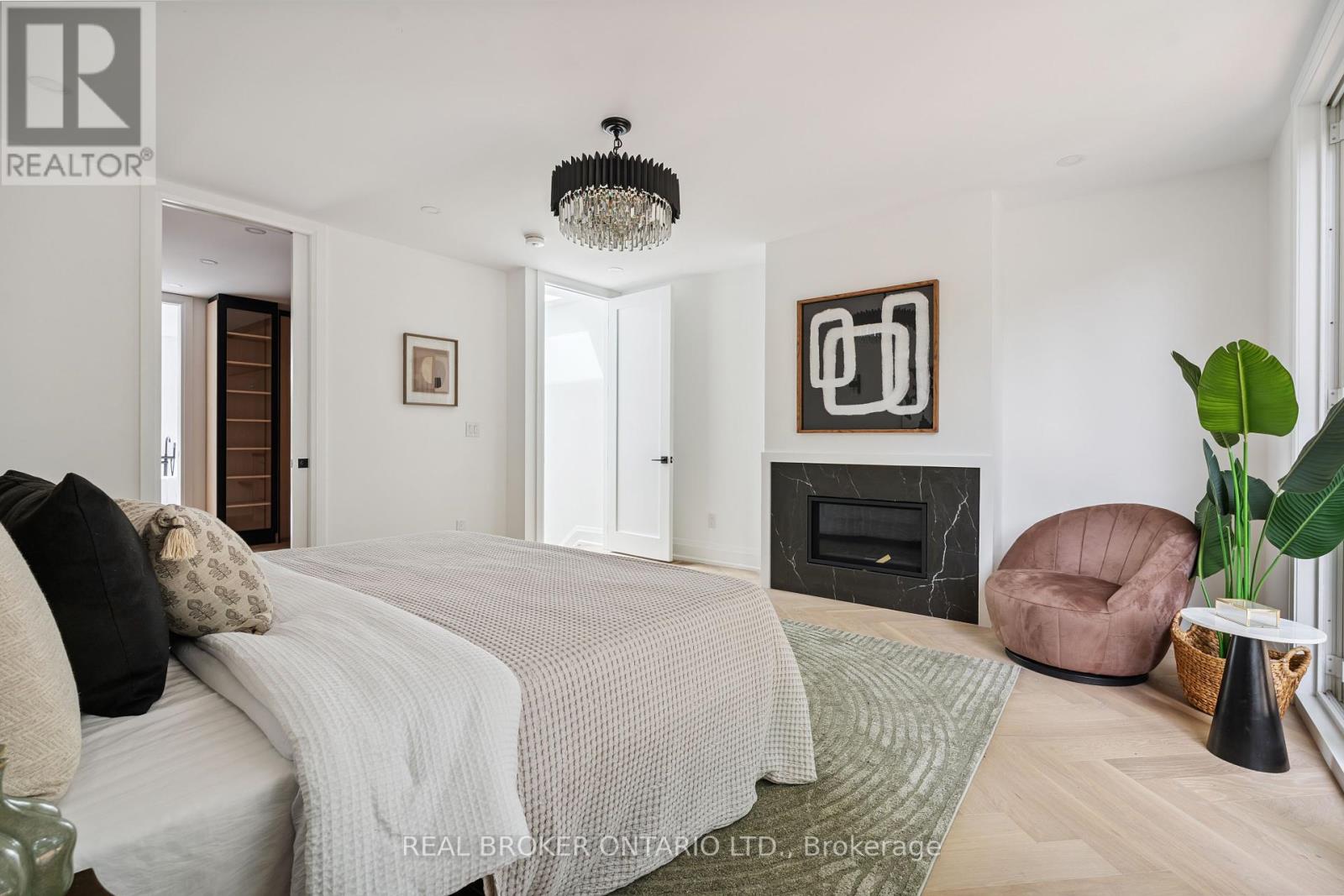 Photo 27 of 98 Hogarth Avenue, Toronto ON