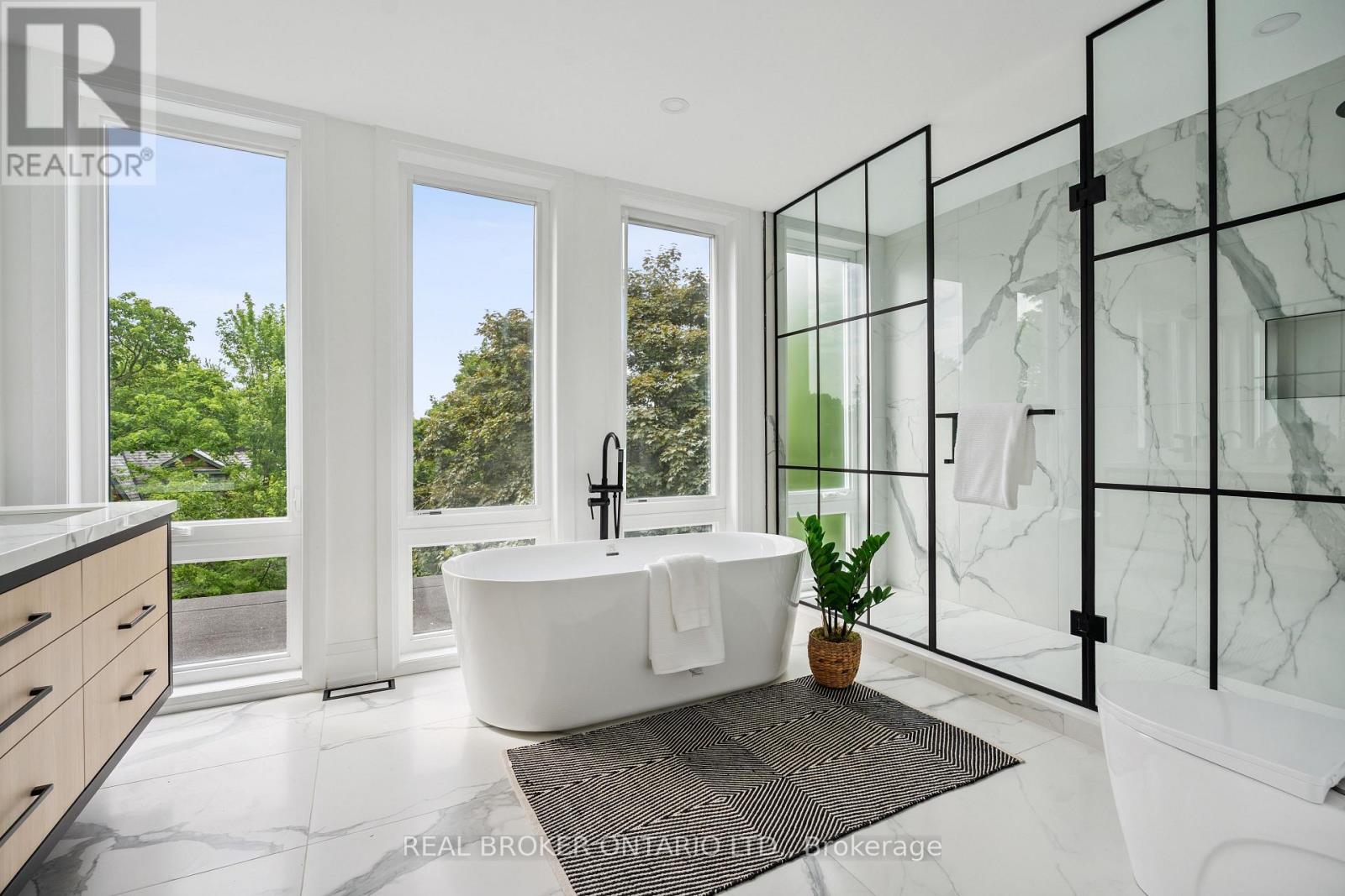 Photo 31 of 98 Hogarth Avenue, Toronto ON